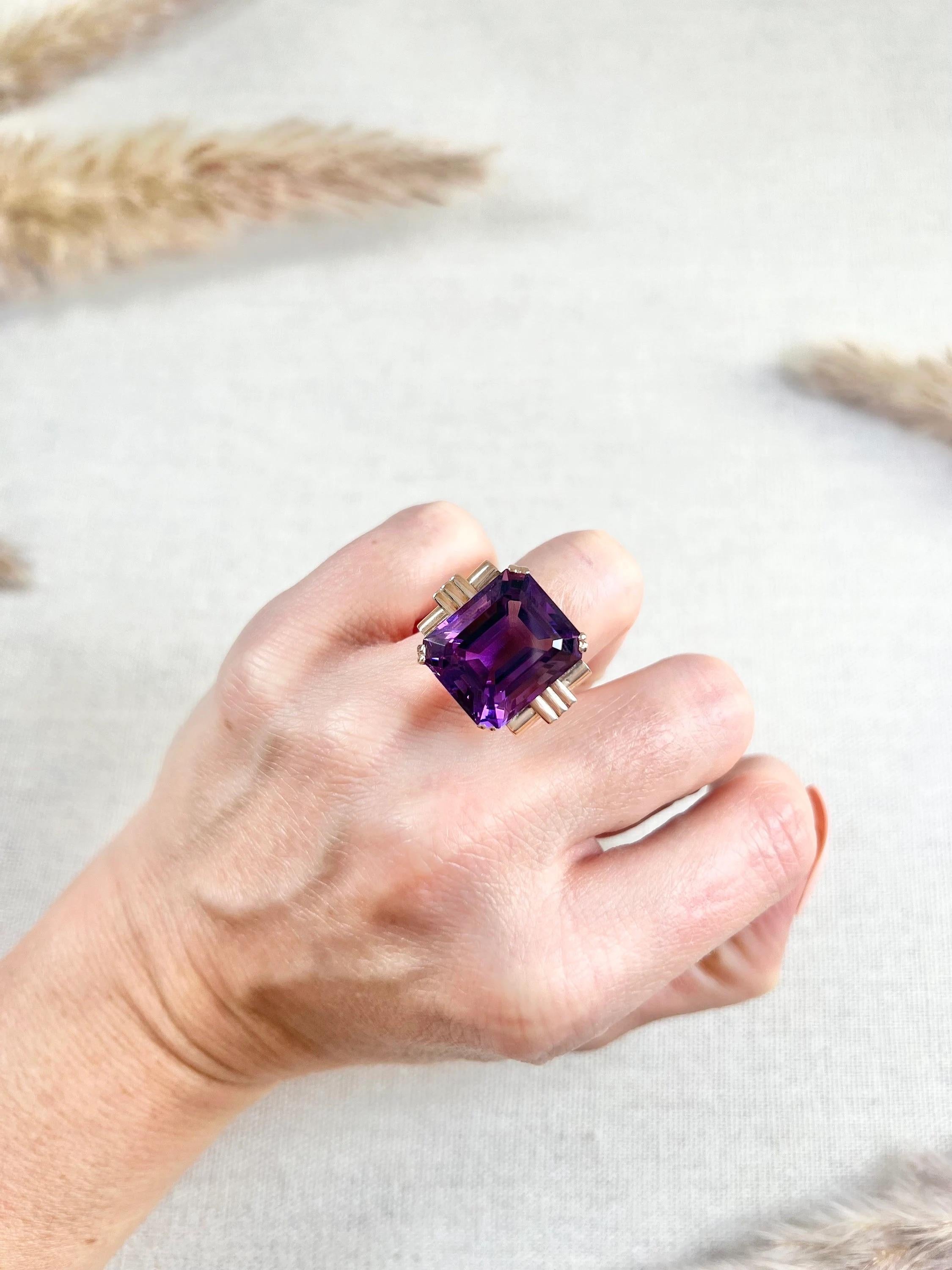 Vintage 14ct Yellow Gold, 1940s Large 20 Carat Amethyst Cocktail Ring In Good Condition For Sale In Brighton, GB