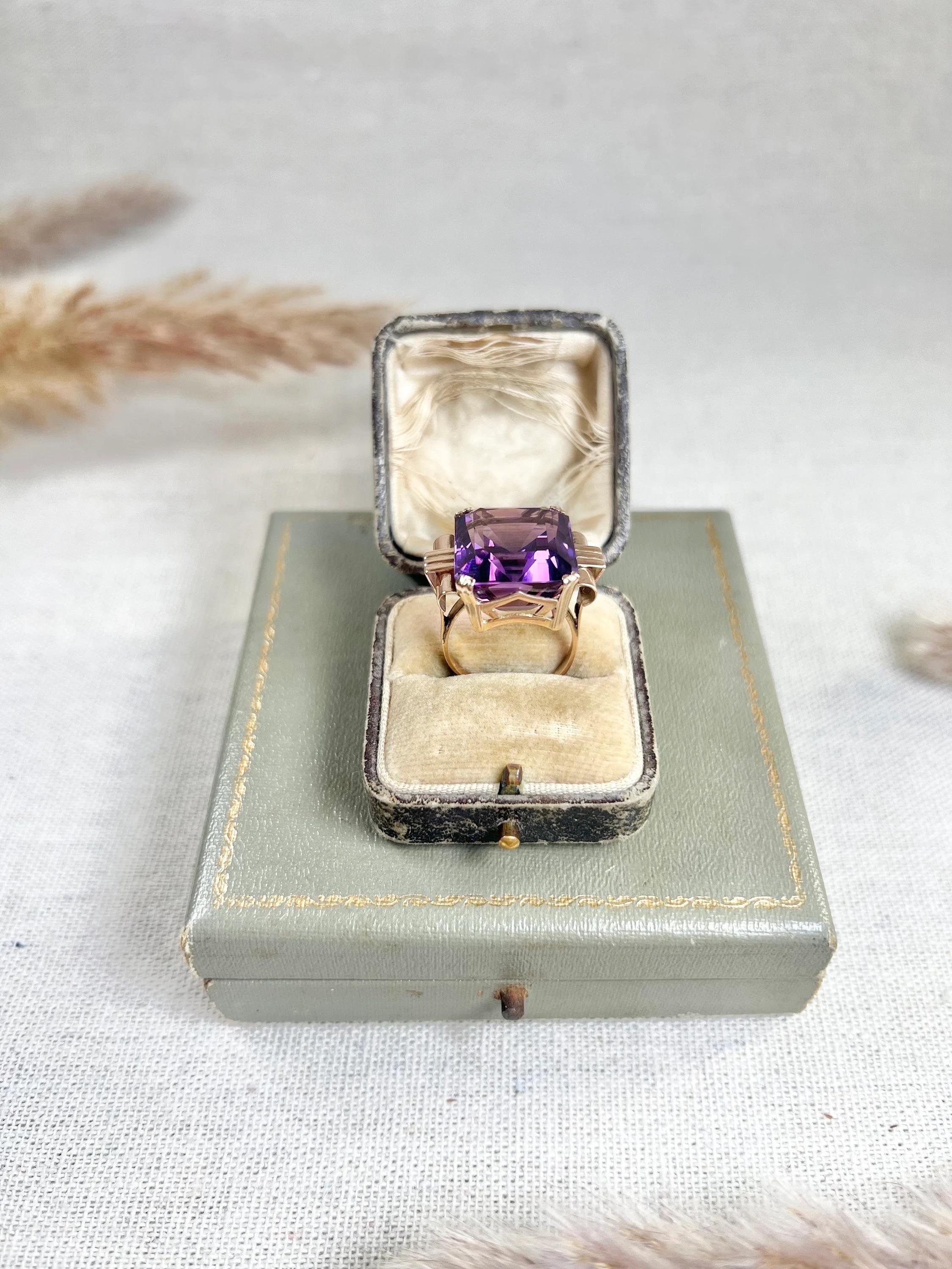 Vintage 14ct Yellow Gold, 1940s Large 20 Carat Amethyst Cocktail Ring For Sale 3