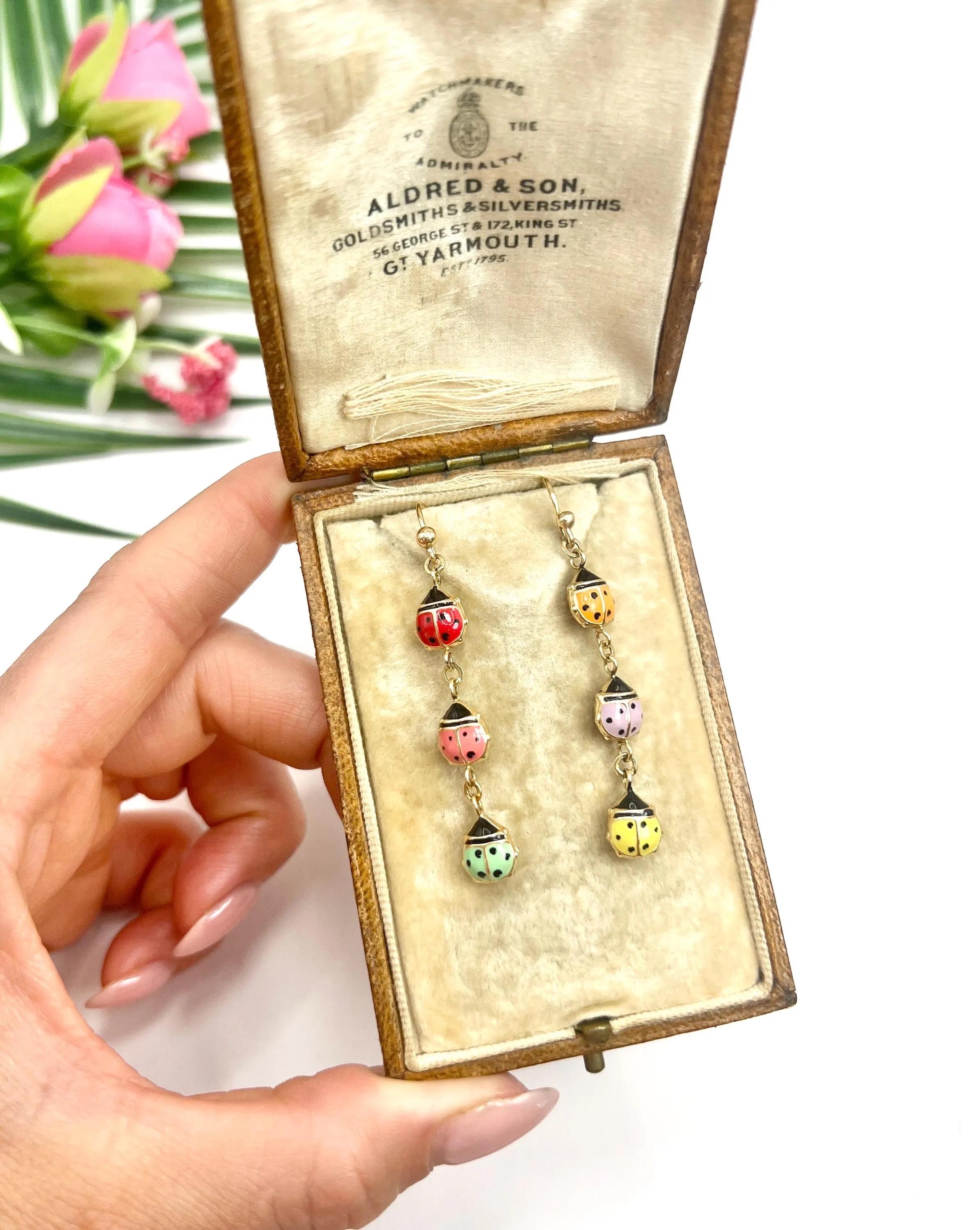 Vintage Marienkäfer-Ohrringe

14ct Gold

CIRCA 2000

Verleihen Sie Ihrer Sommergarderobe mit diesen entzückenden Vintage-Ohrringen einen skurrilen Touch! Jeder Ohrring ist aus 14-karätigem Gelbgold gefertigt und mit drei leuchtenden Marienkäfern aus