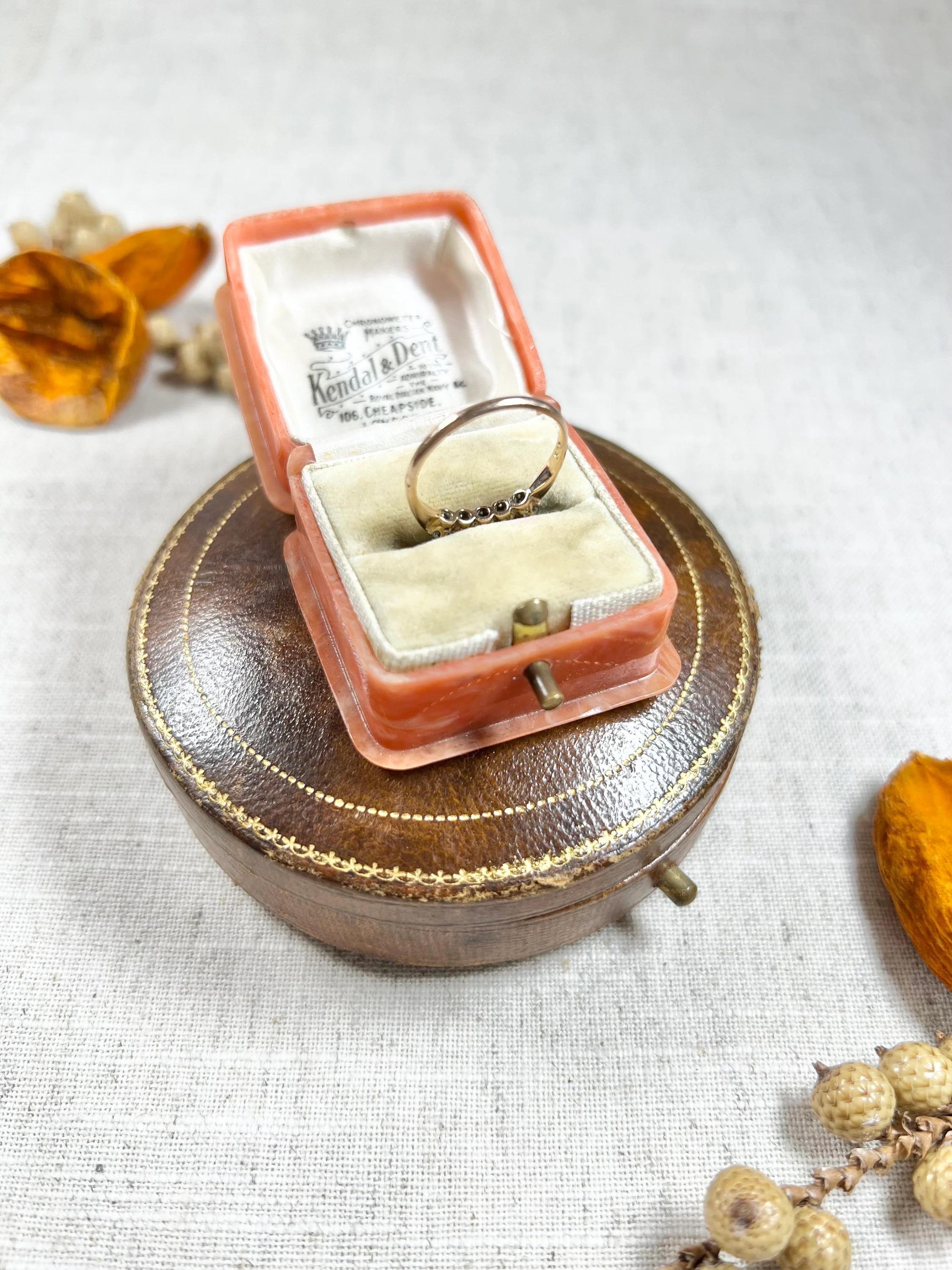 Women's or Men's Vintage 14ct Yellow Gold Diamond Five Stone Ring For Sale
