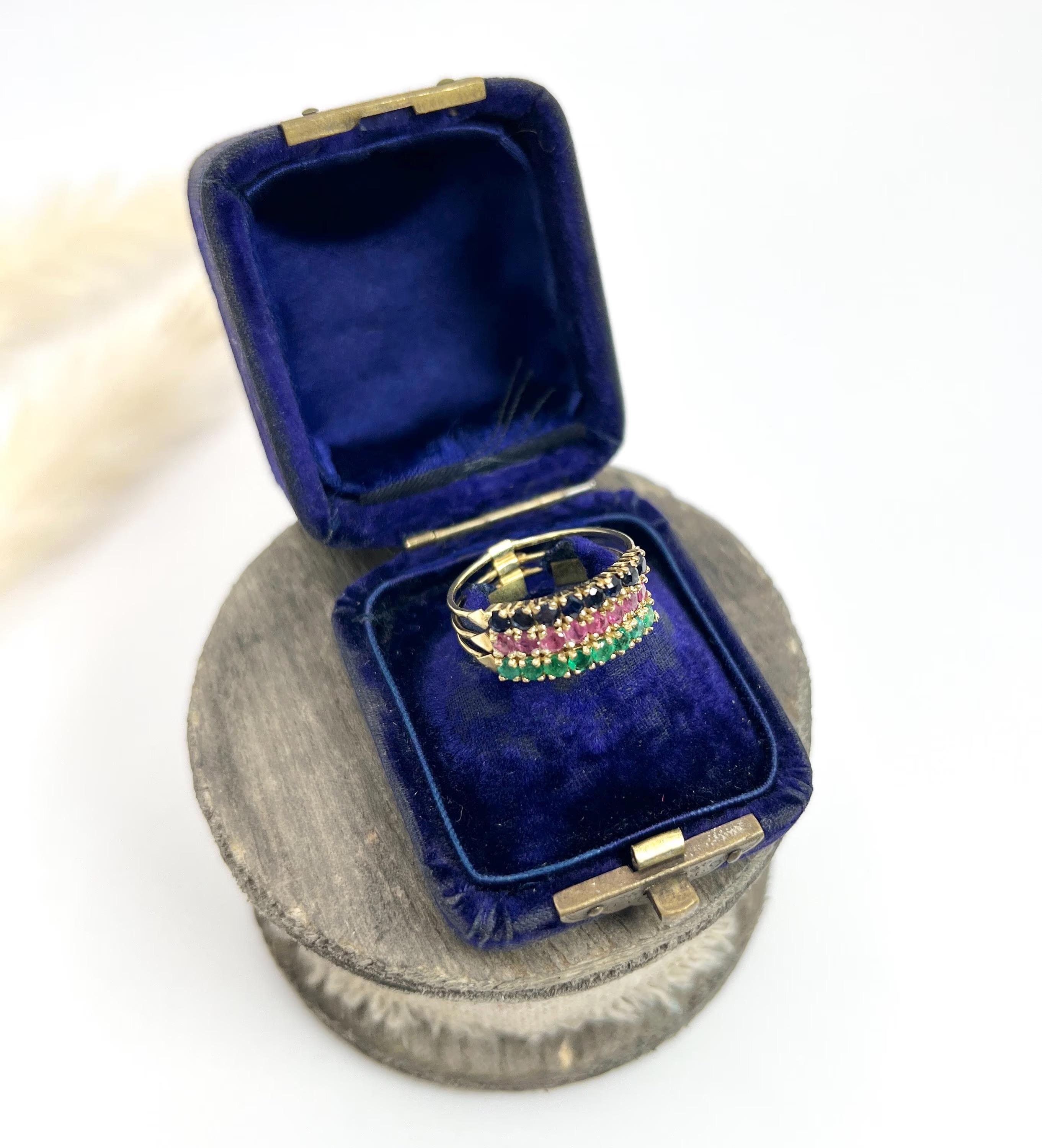 Vintage 14ct Yellow Gold Stamped, 1940s Sapphire, Ruby & Emerald Harem Ring In Good Condition In Brighton, GB