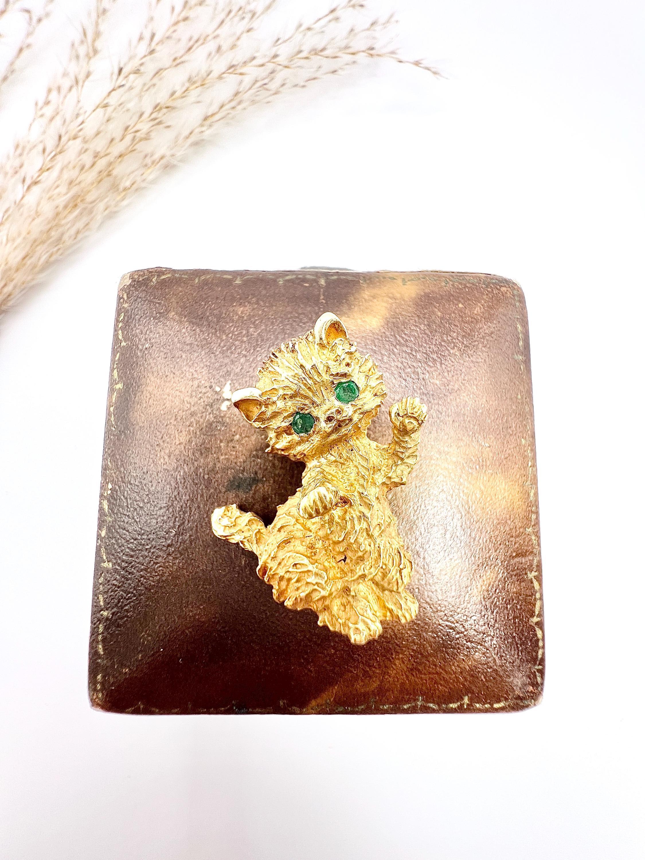 Taille ronde Broche chat vintage en or jaune 14 carats estampillée, des années 1960 avec yeux d'émeraude naturelle en vente