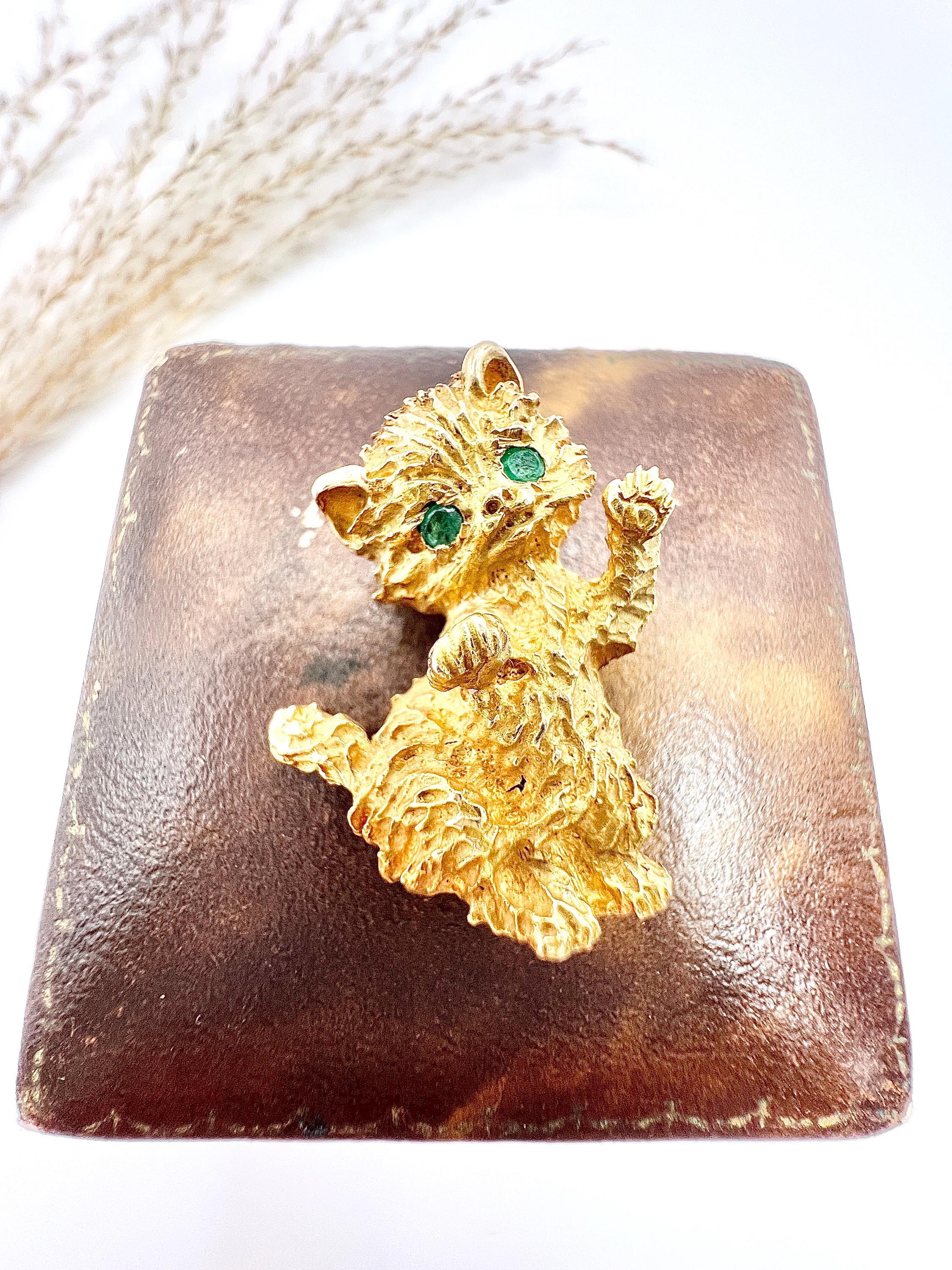 Broche chat vintage en or jaune 14 carats estampillée, des années 1960 avec yeux d'émeraude naturelle Bon état - En vente à Brighton, GB