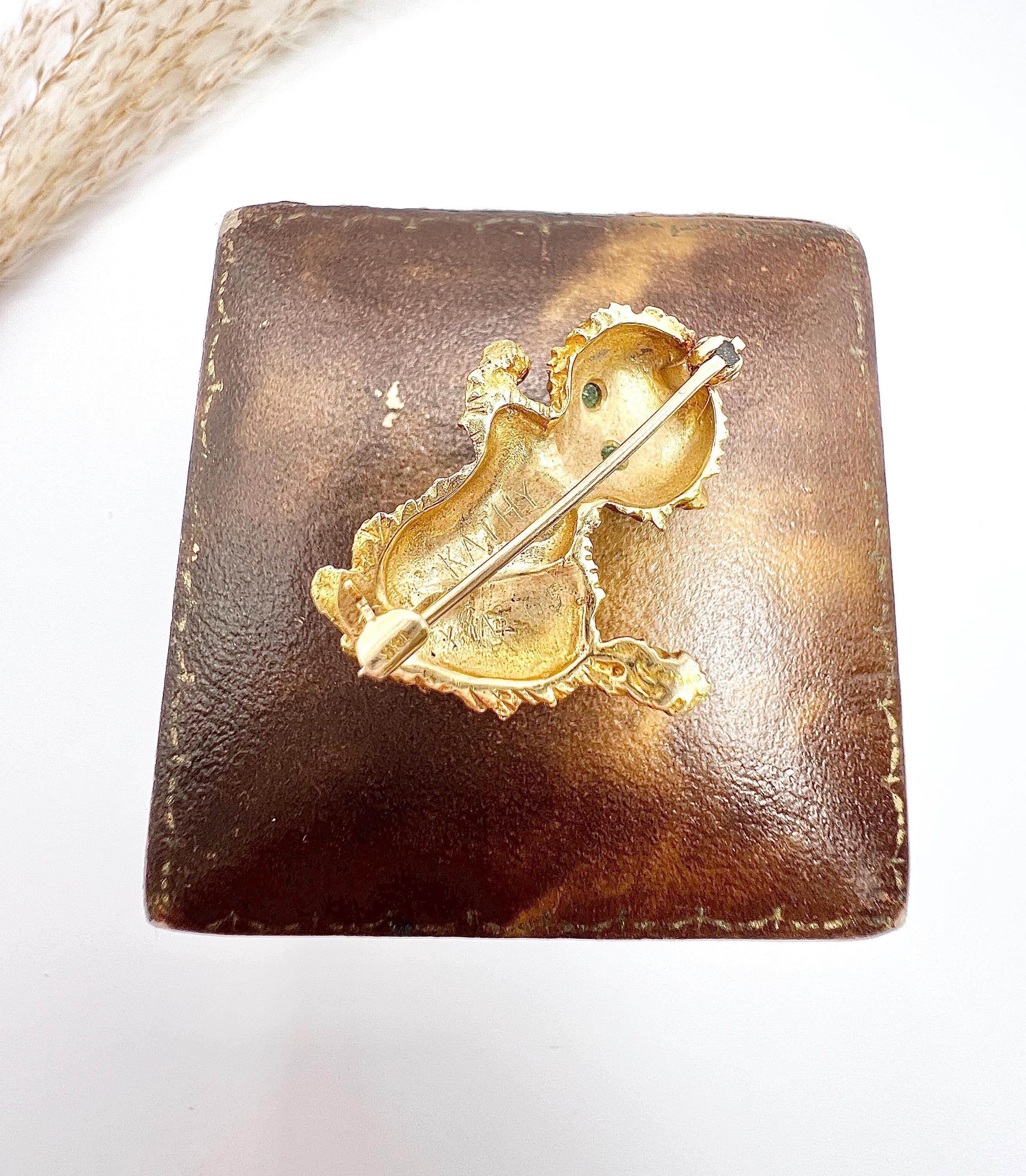 Broche chat vintage en or jaune 14 carats estampillée, des années 1960 avec yeux d'émeraude naturelle Unisexe en vente