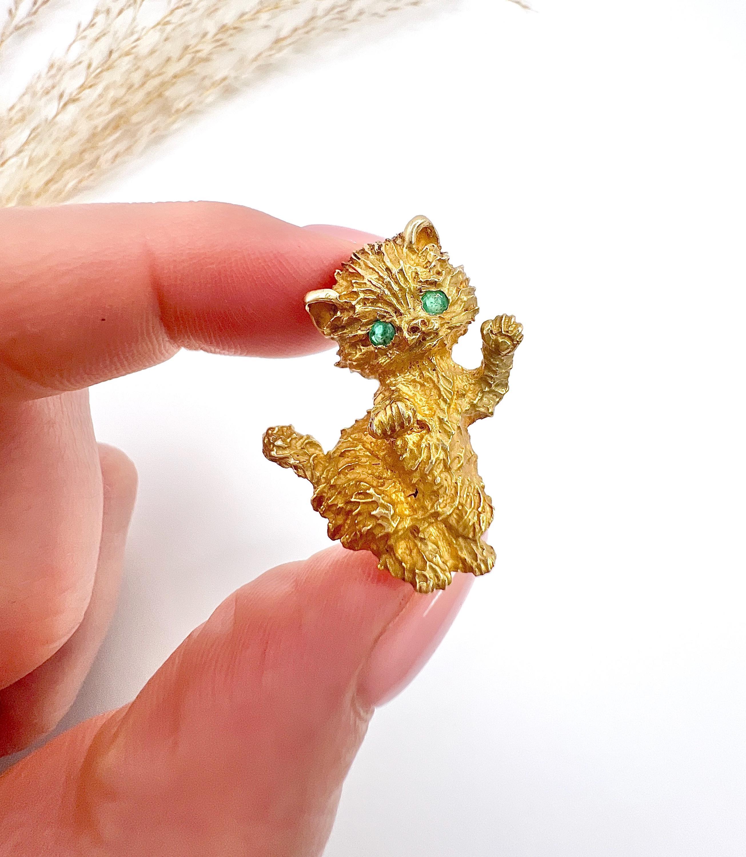 Broche chat vintage en or jaune 14 carats estampillée, des années 1960 avec yeux d'émeraude naturelle en vente 1