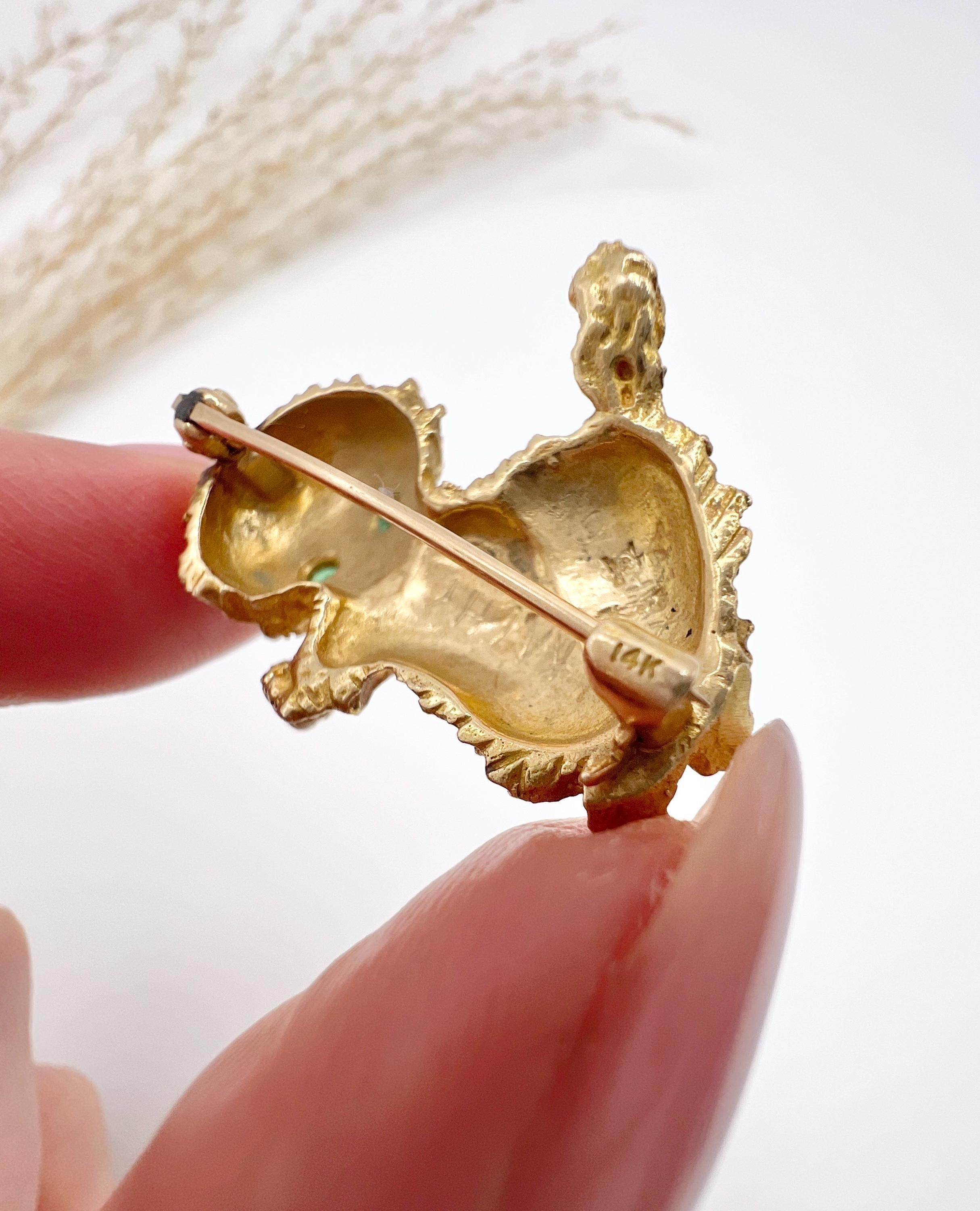 Broche chat vintage en or jaune 14 carats estampillée, des années 1960 avec yeux d'émeraude naturelle en vente 2