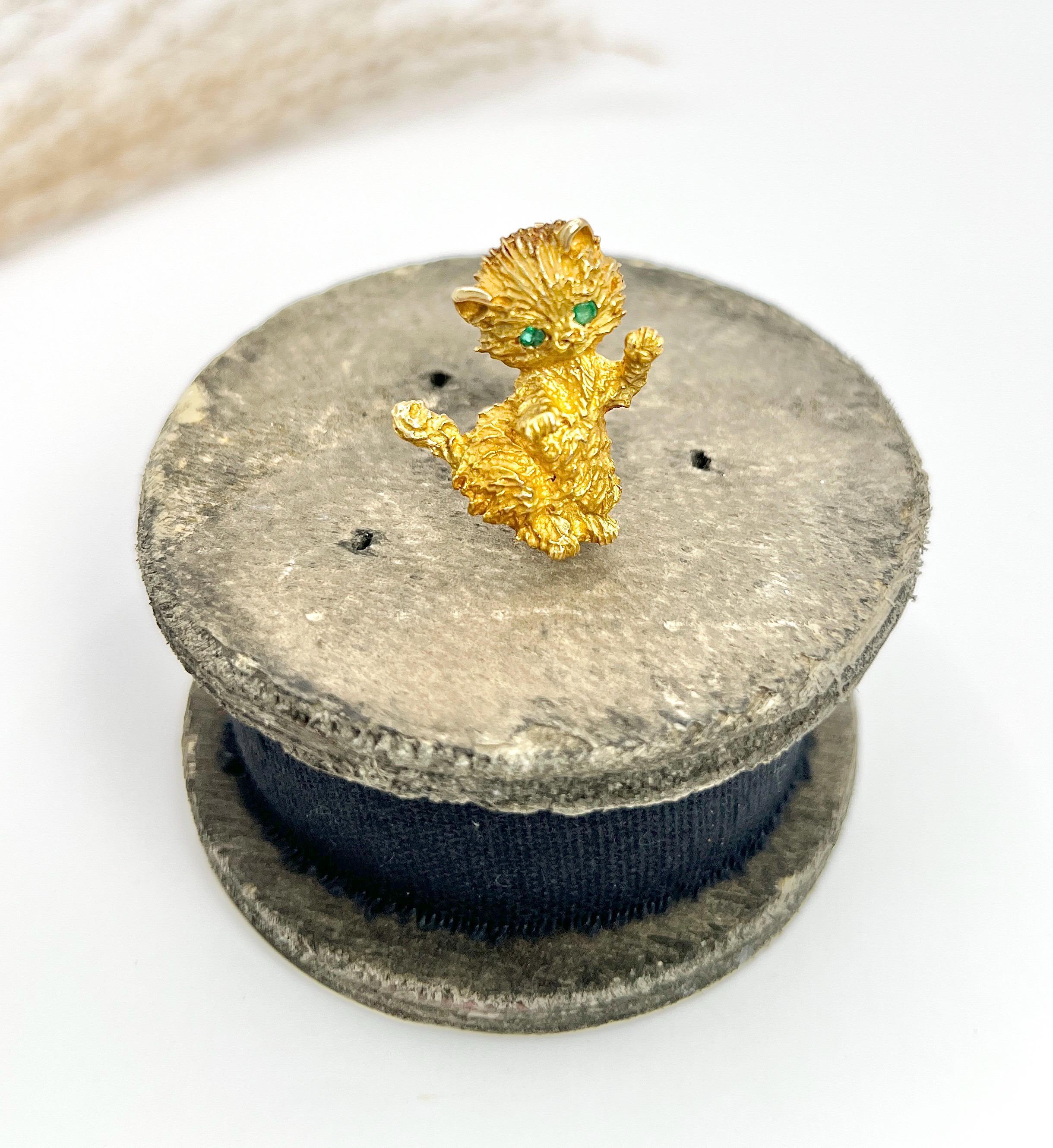 Broche chat vintage en or jaune 14 carats estampillée, des années 1960 avec yeux d'émeraude naturelle en vente 3