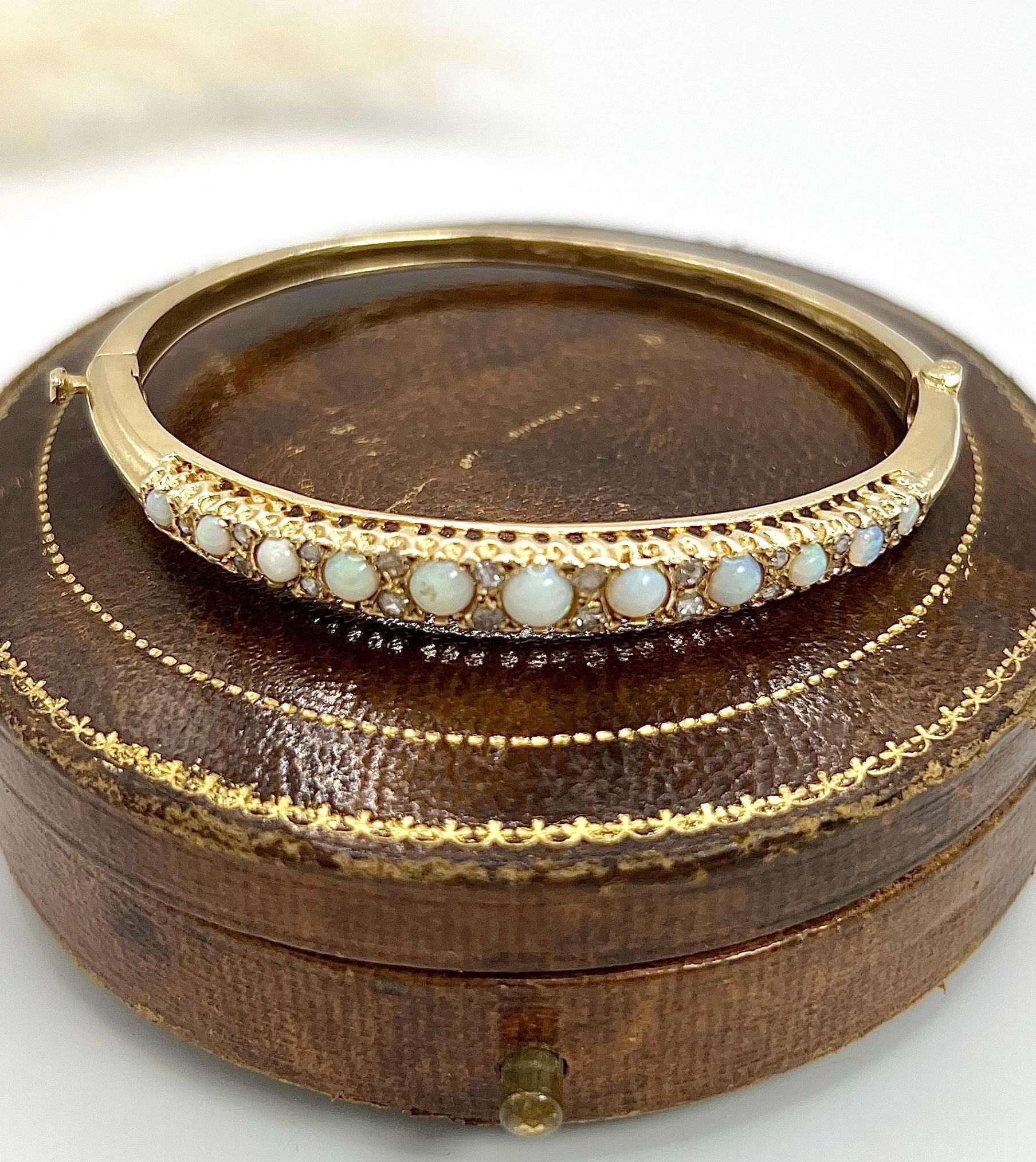 Vintage 14ct Yellow Gold Stamped, 1960s Graduated Opal & Diamond Bangle Bracelet en venta 6