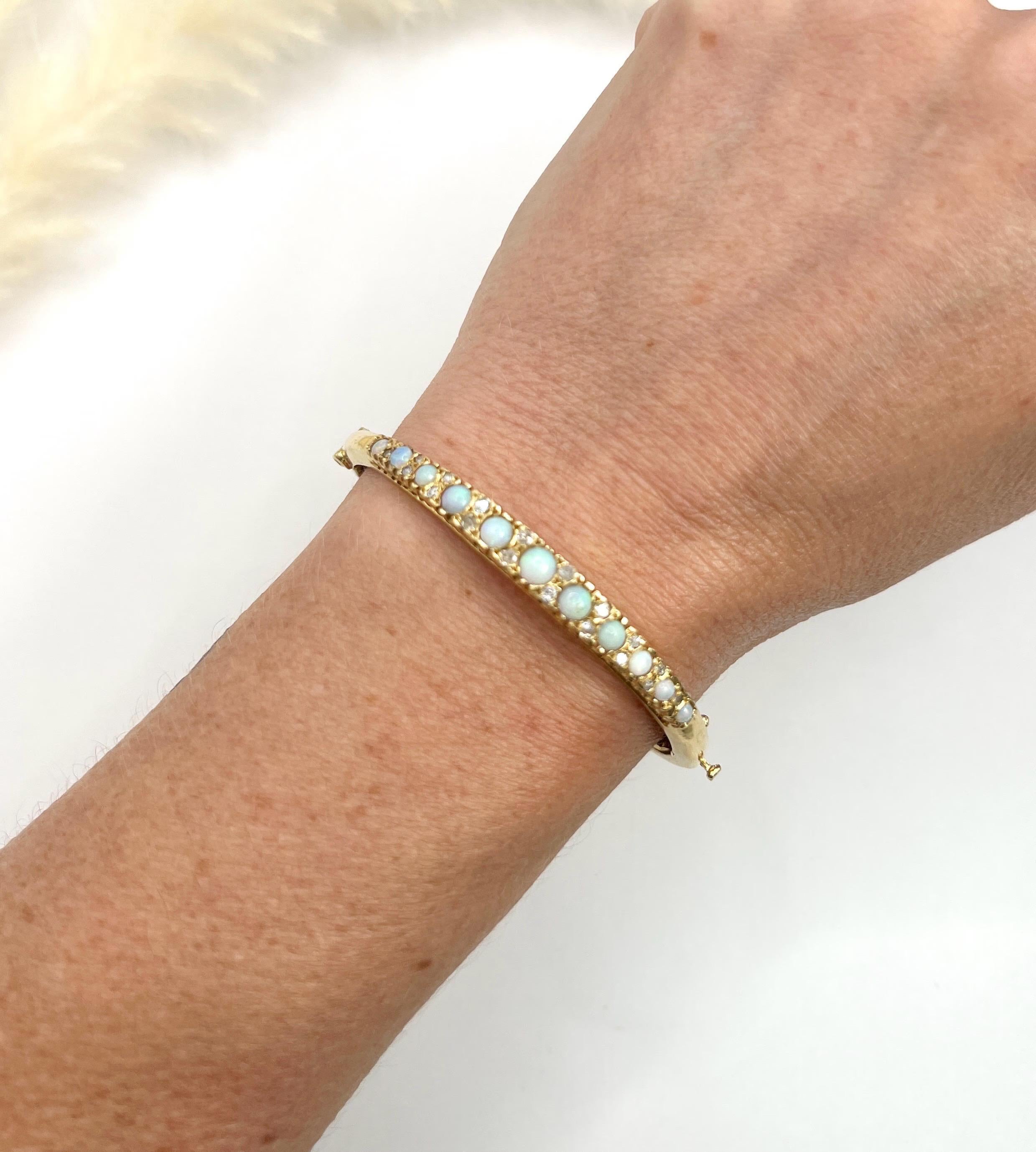 Vintage 14ct Yellow Gold Stamped, 1960s Graduated Opal & Diamond Bangle Bracelet Corte redondo en venta