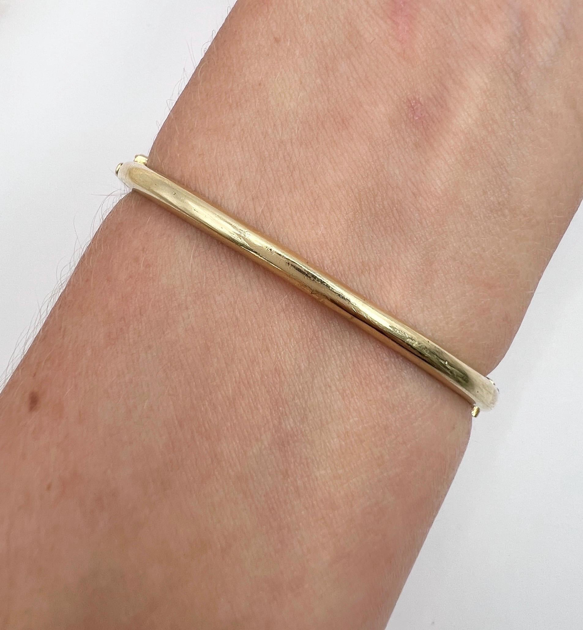 Vintage 14ct Yellow Gold Stamped, 1960s Graduated Opal & Diamond Bangle Bracelet en Bueno estado para la venta en Brighton, GB