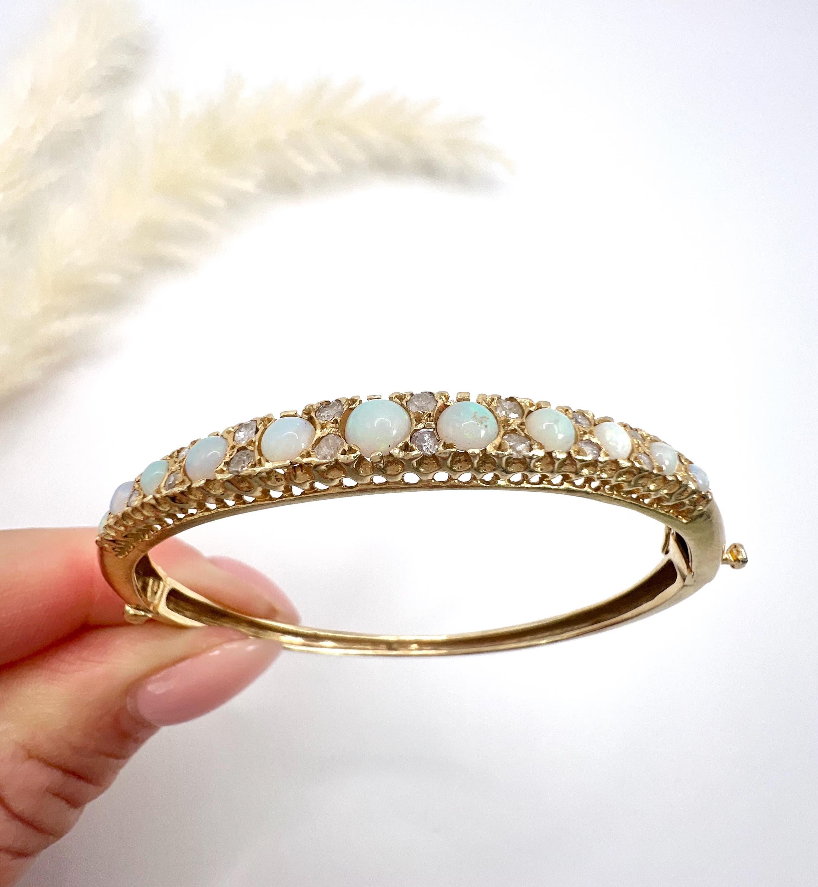 Femenino o masculino Vintage 14ct Yellow Gold Stamped, 1960s Graduated Opal & Diamond Bangle Bracelet en venta