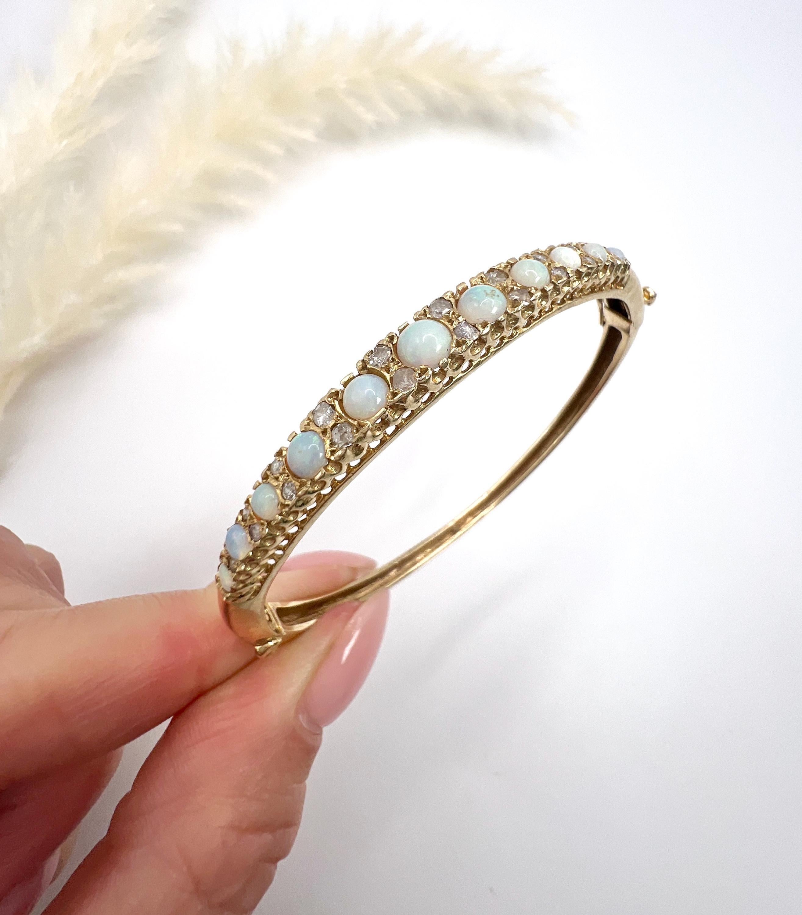 Vintage 14ct Yellow Gold Stamped, 1960s Graduated Opal & Diamond Bangle Bracelet en venta 1