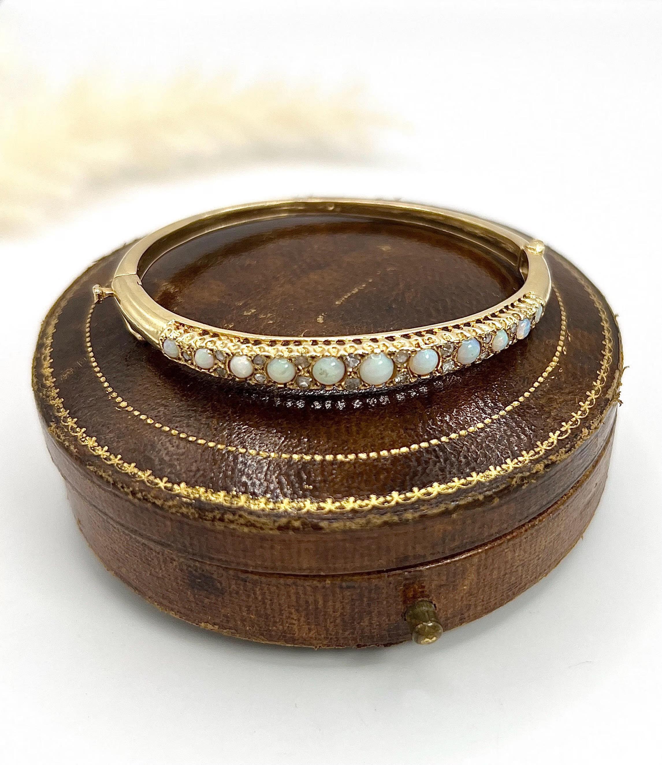 Vintage 14ct Yellow Gold Stamped, 1960s Graduated Opal & Diamond Bangle Bracelet en venta 2