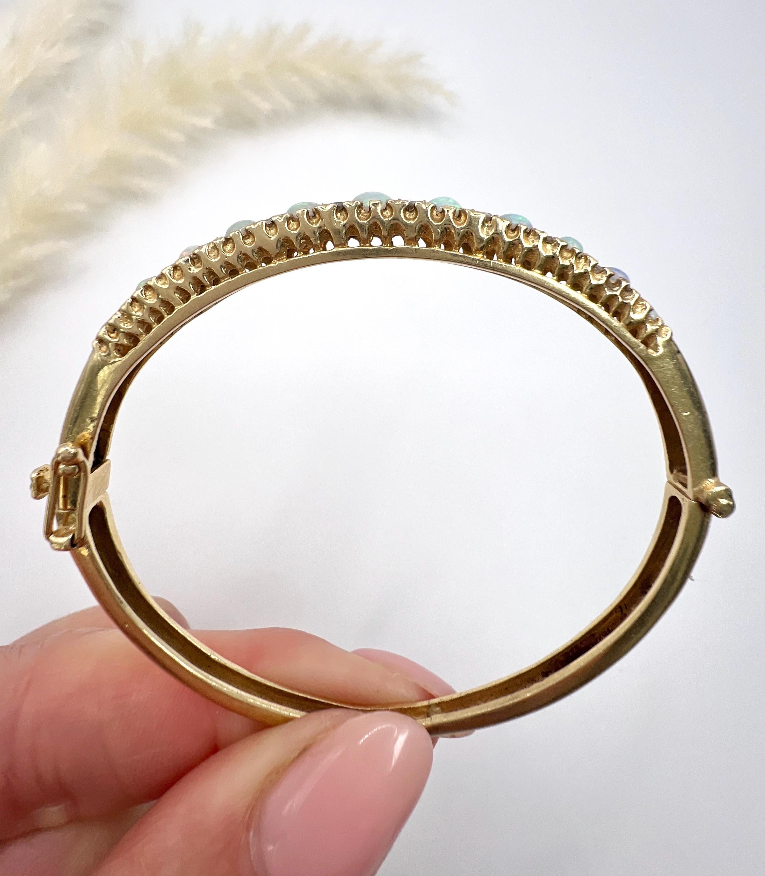 Vintage 14ct Yellow Gold Stamped, 1960s Graduated Opal & Diamond Bangle Bracelet en venta 3