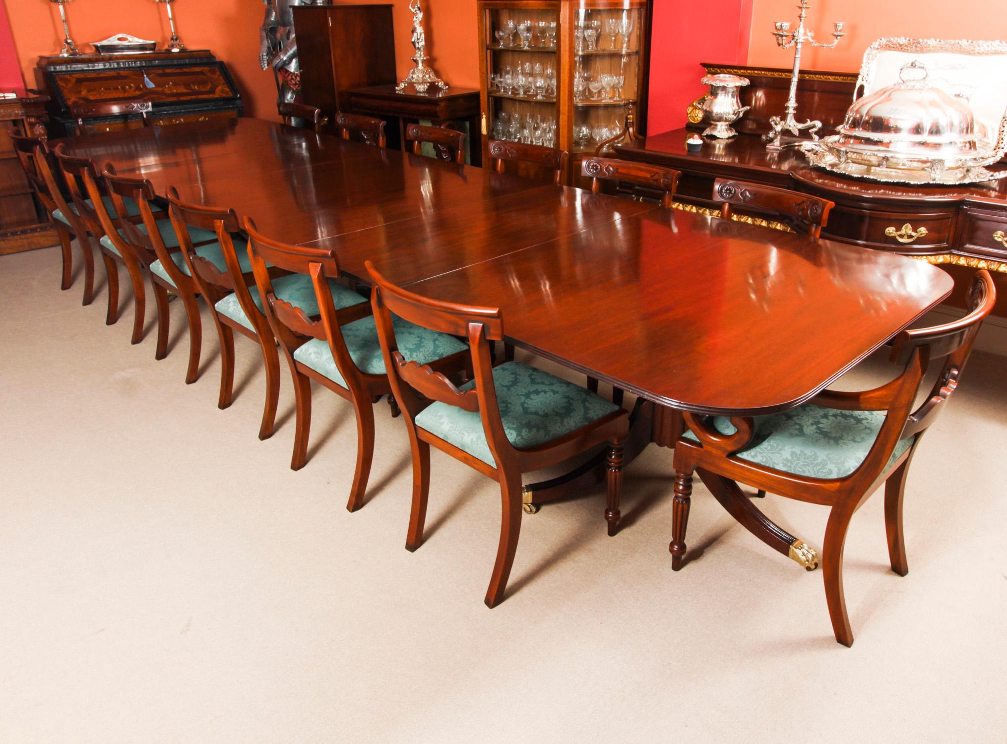 Vintage George III Revival Arthur Brettt Dining Table Mid 20th C In Good Condition In London, GB