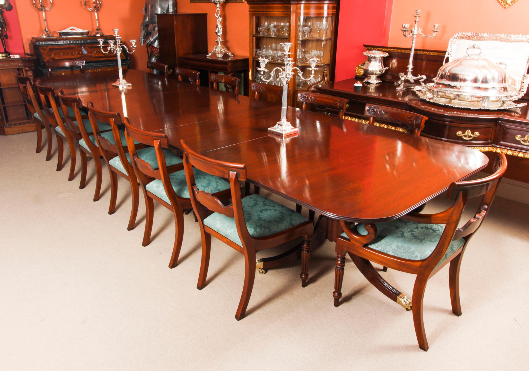 Mid-20th Century Vintage George III Revival Arthur Brettt Dining Table Mid 20th C