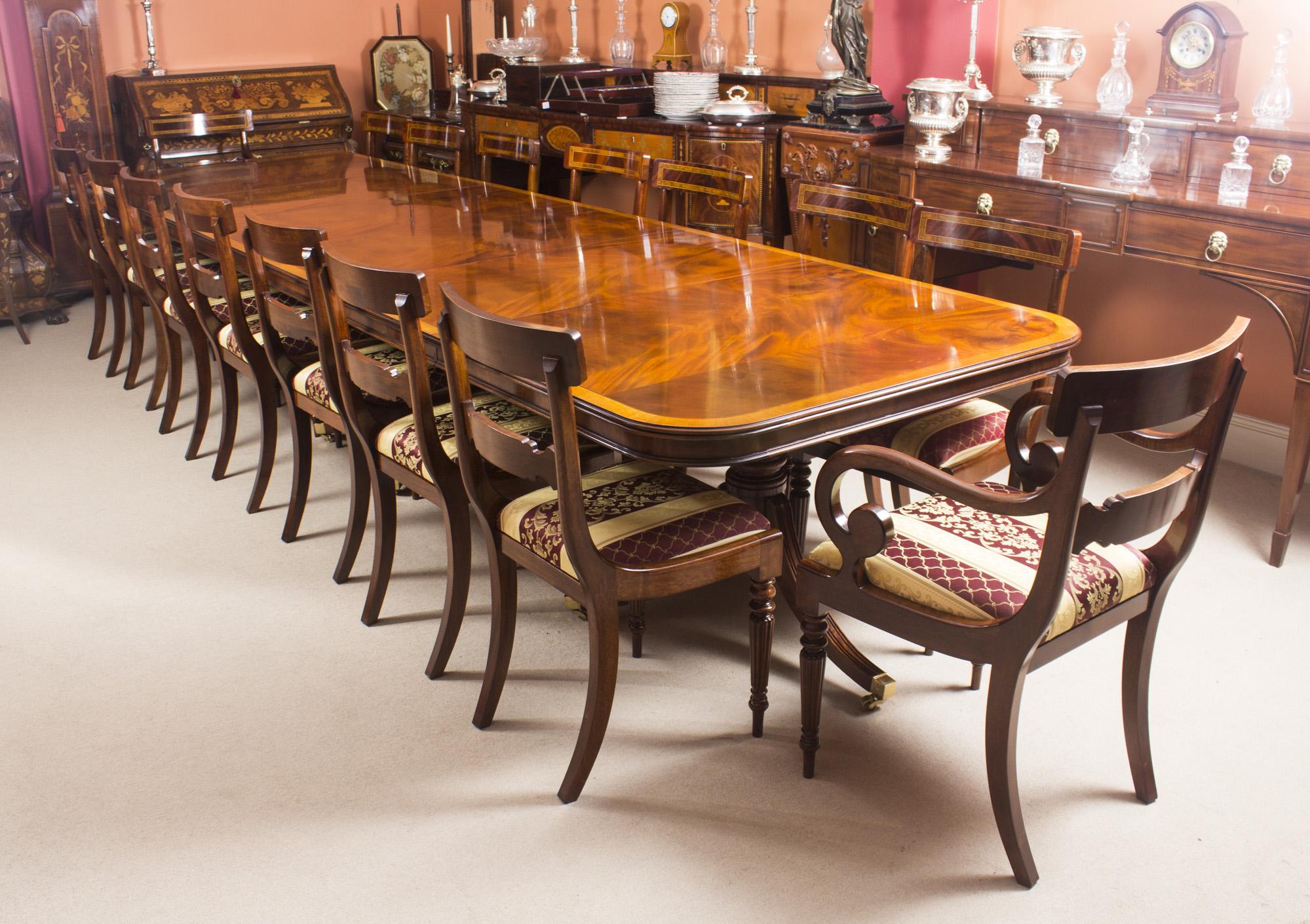 Vintage Regency Style Dining Table Inlaid Flame Mahogany, 20th Century In Good Condition In London, GB