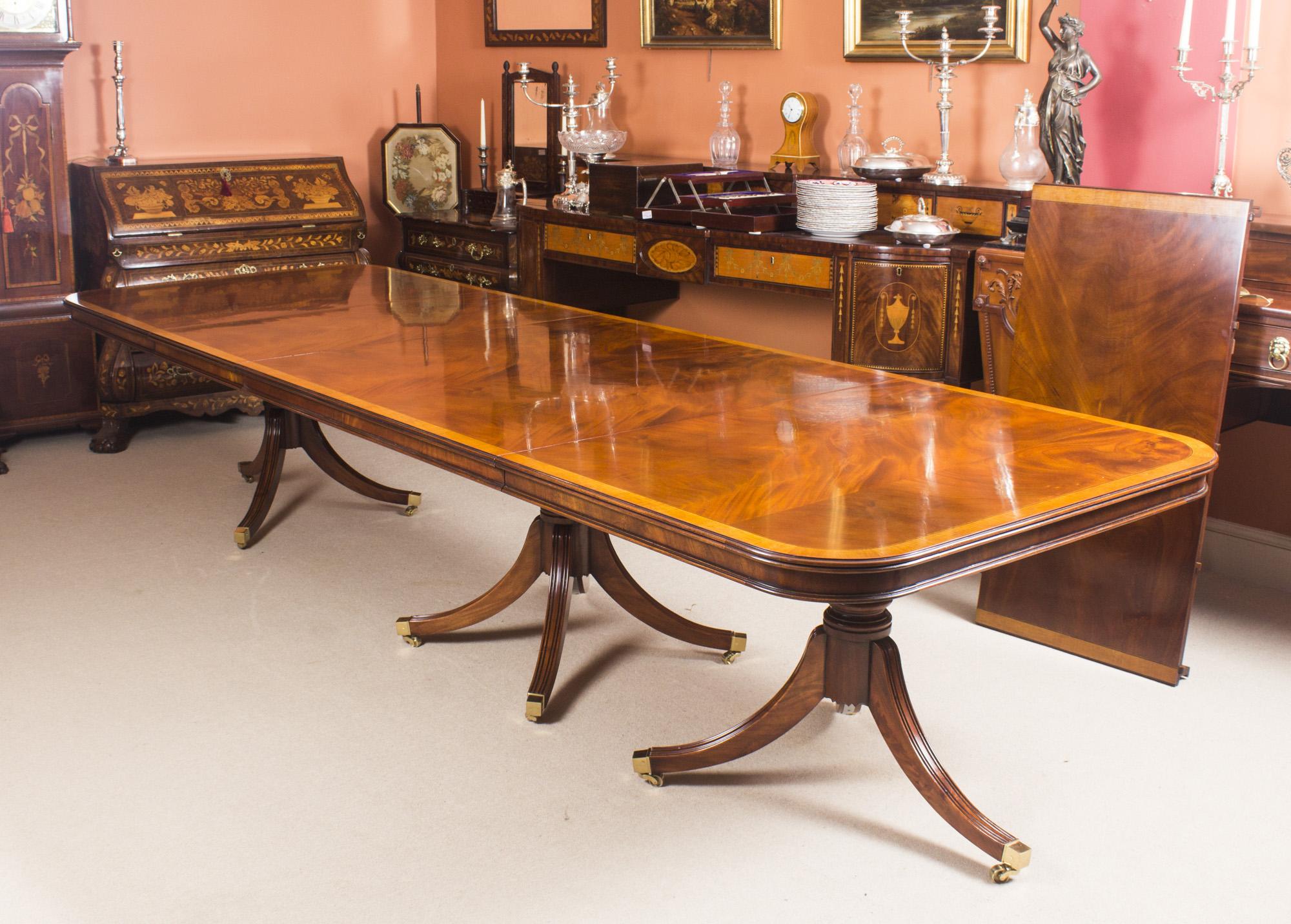 Vintage Regency Style Dining Table Inlaid Flame Mahogany, 20th Century 3