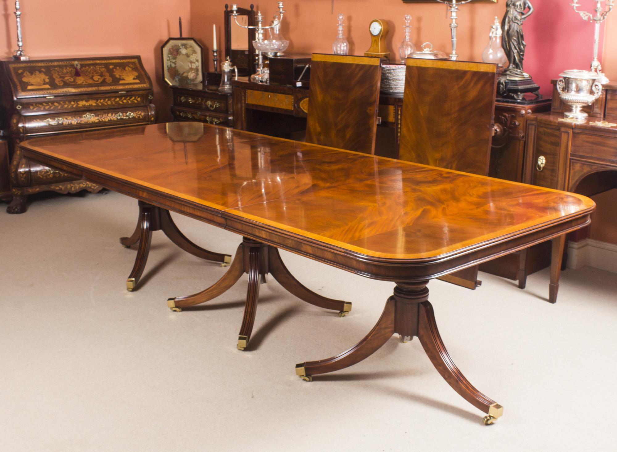 Vintage Regency Style Dining Table Inlaid Flame Mahogany, 20th Century 4