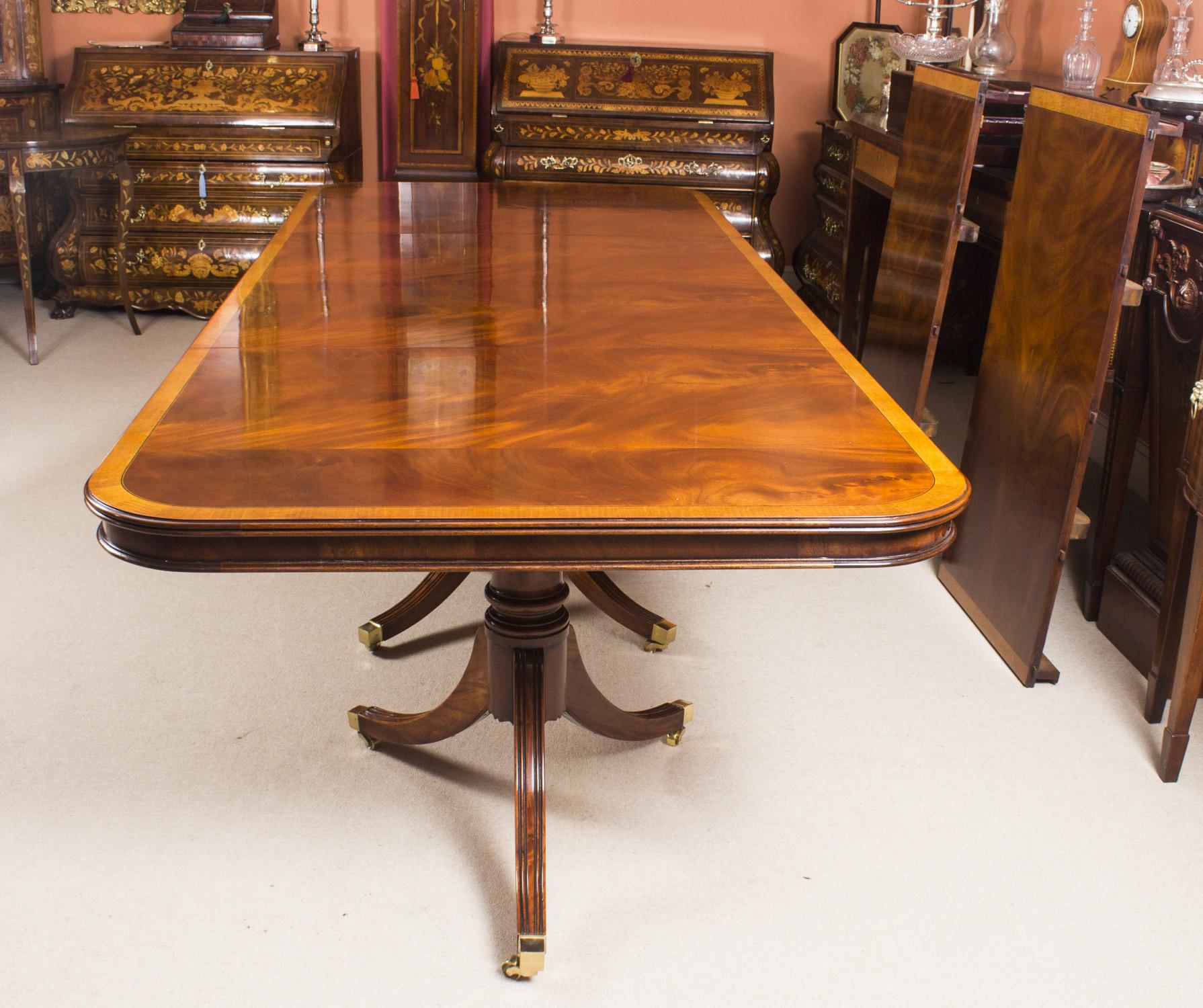 Vintage Regency Style Dining Table Inlaid Flame Mahogany, 20th Century 5