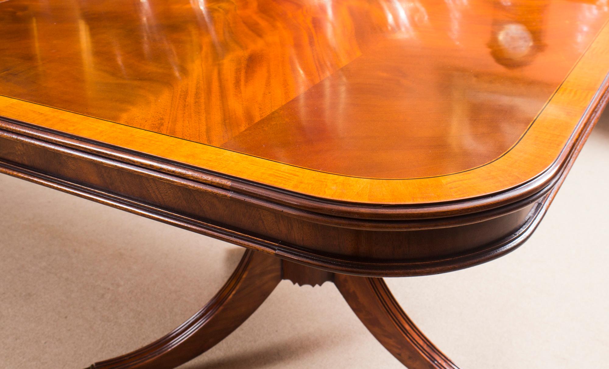 Table de salle à manger de style Régence de 14 pieds incrustée en acajou flammé 20ème siècle en vente 4