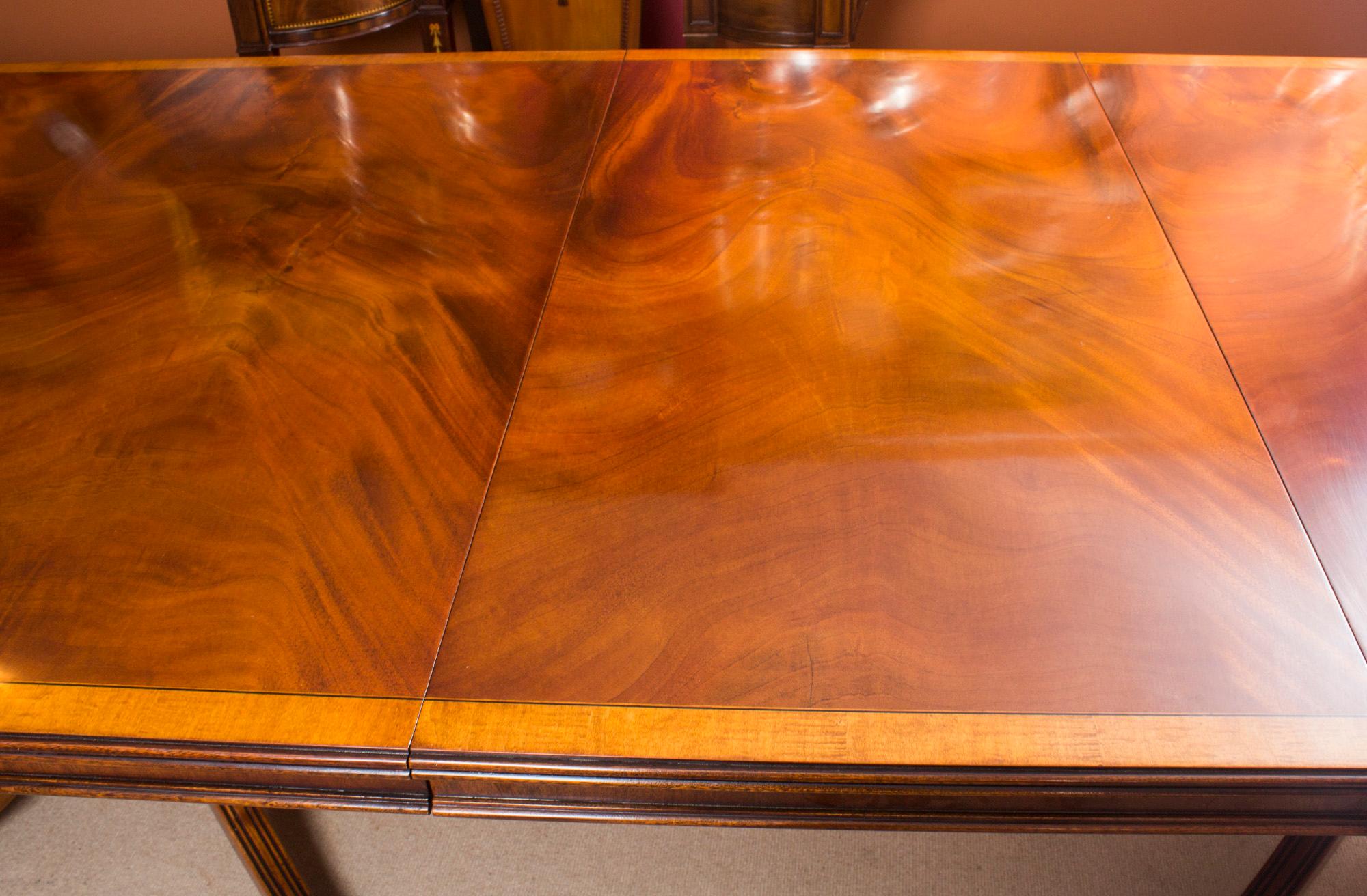 Table de salle à manger de style Régence de 14 pieds incrustée en acajou flammé 20ème siècle en vente 5