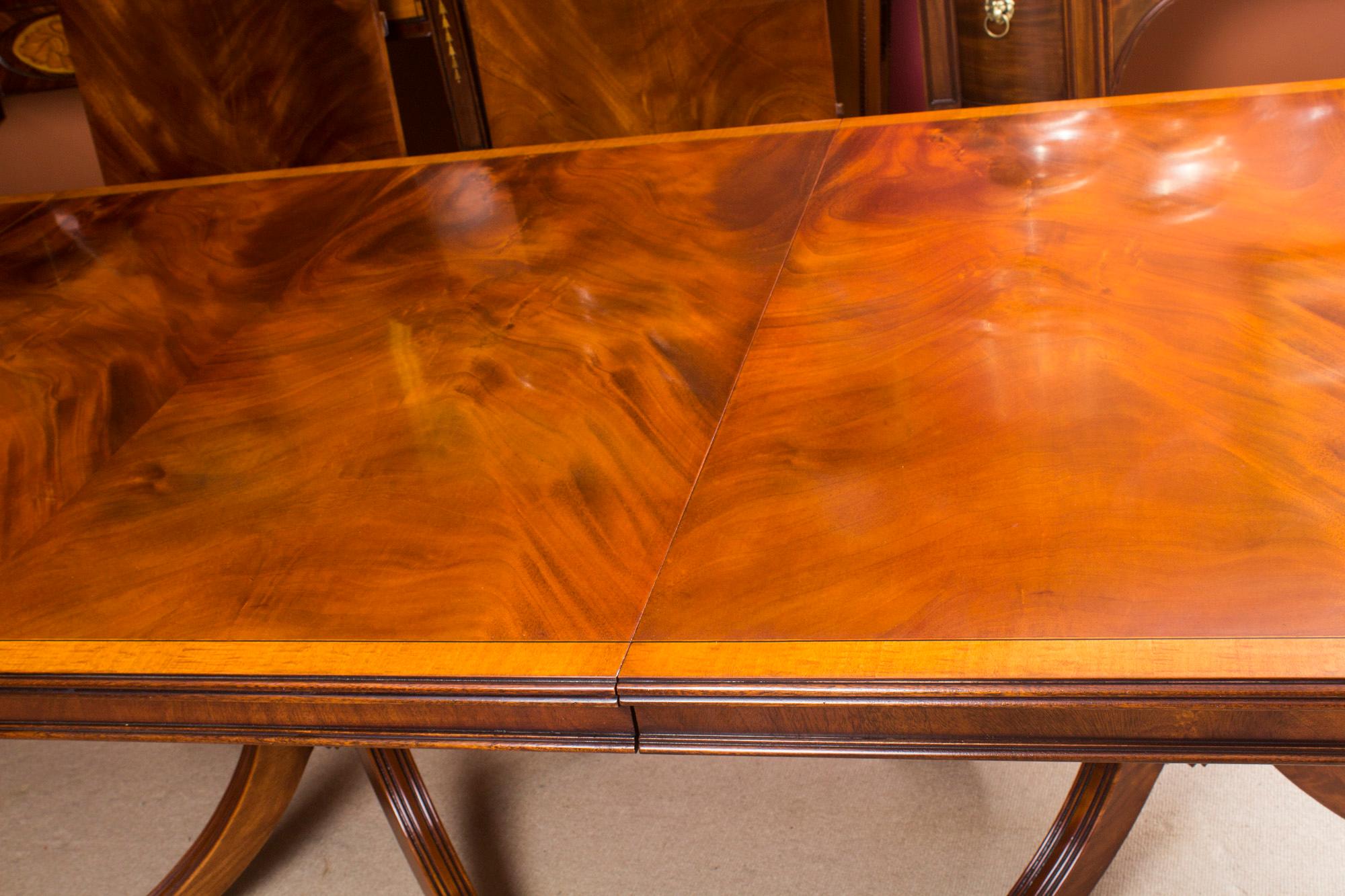 Table de salle à manger de style Régence de 14 pieds incrustée en acajou flammé 20ème siècle en vente 7