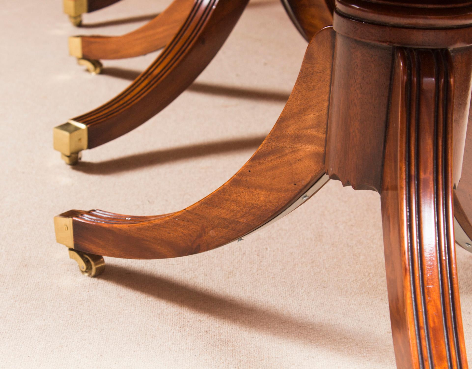 Table de salle à manger de style Régence de 14 pieds incrustée en acajou flammé 20ème siècle en vente 9