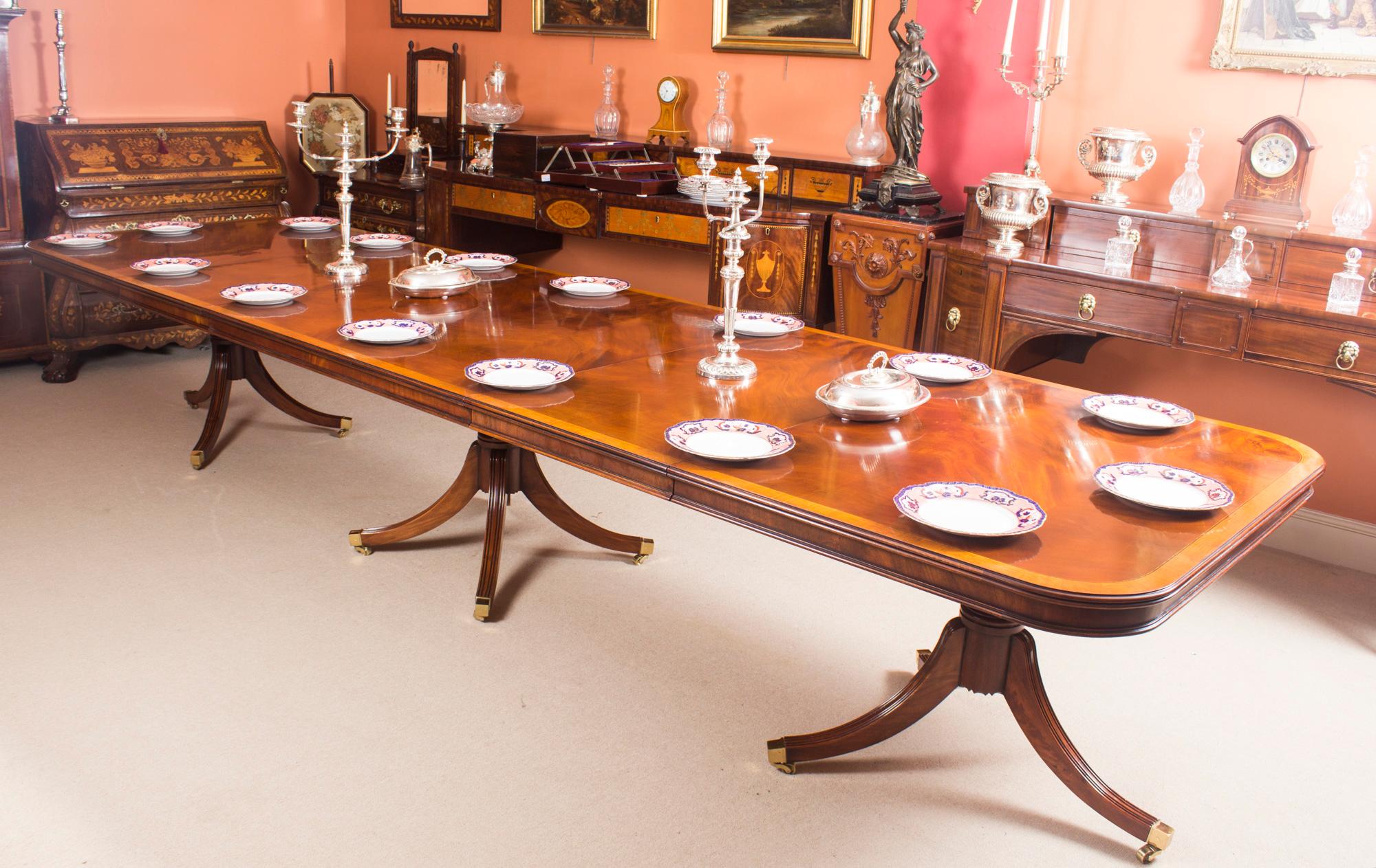 Table de salle à manger de style Régence de 14 pieds incrustée en acajou flammé 20ème siècle en vente 1