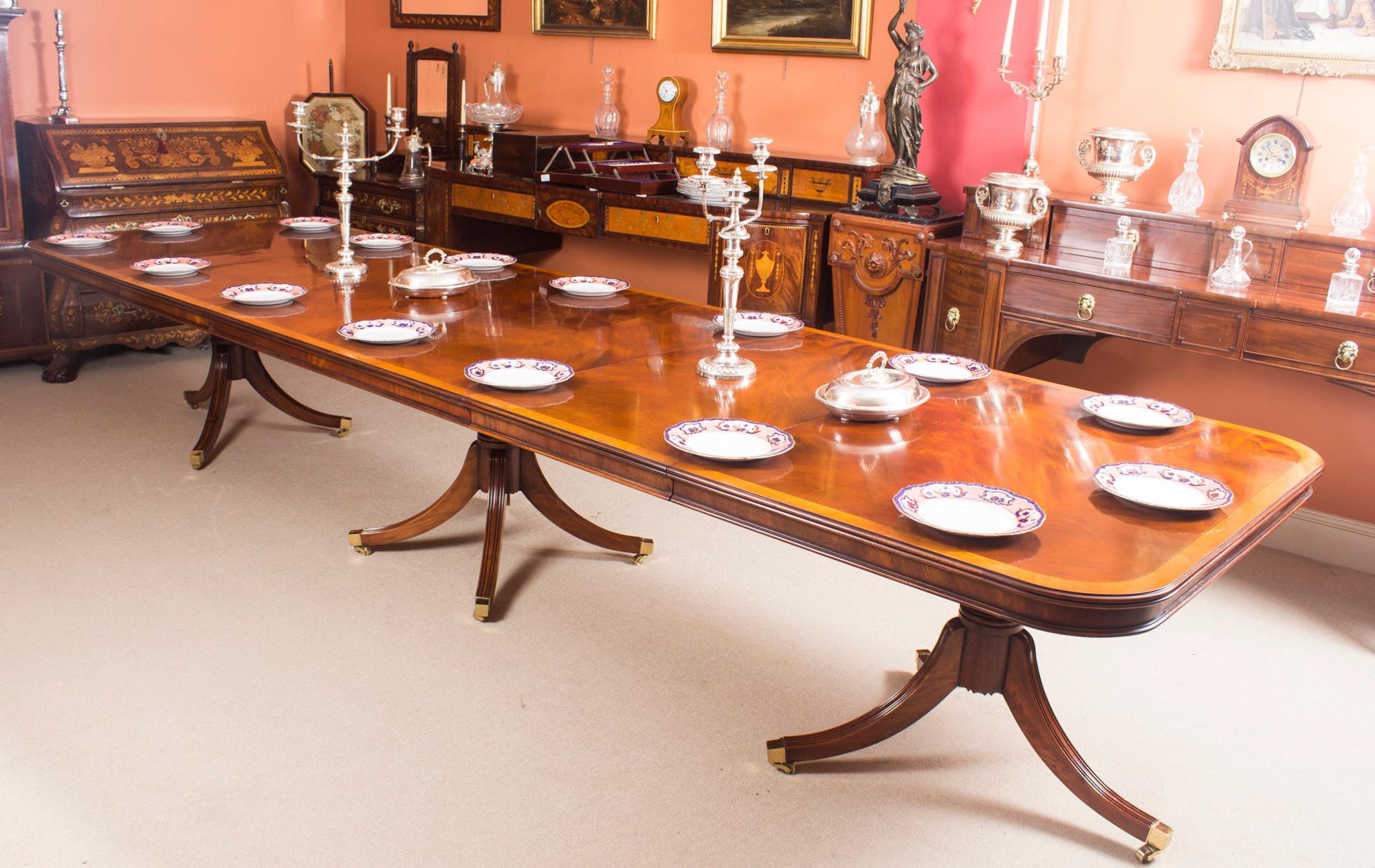 Acajou Table de salle à manger de style Régence de 14 pieds incrustée en acajou flammé 20ème siècle en vente