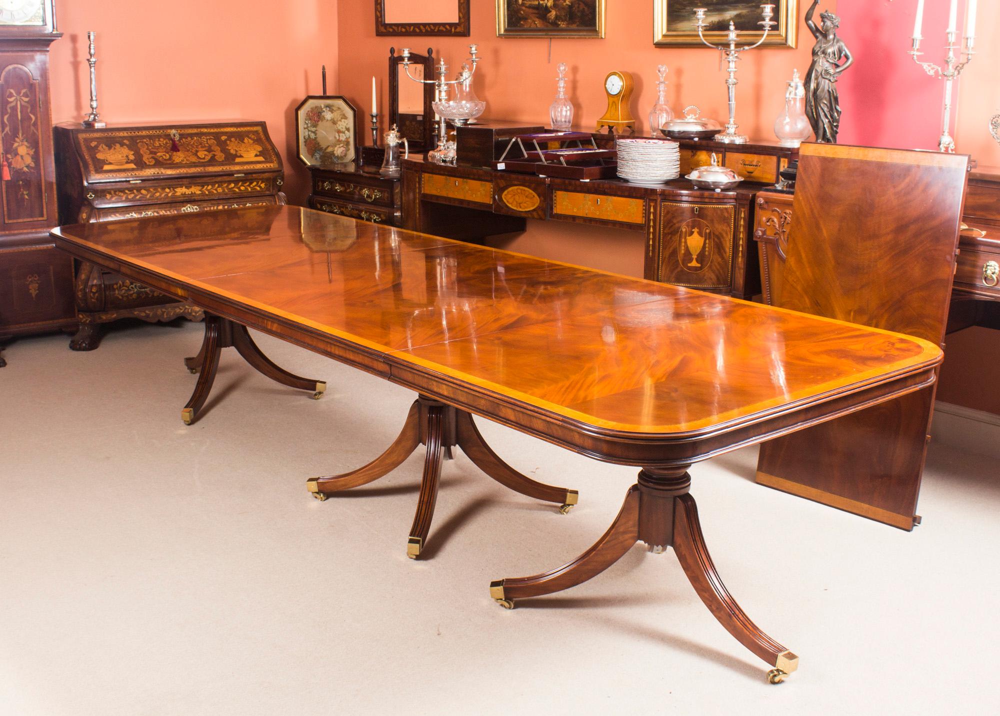 Table de salle à manger de style Régence de 14 pieds incrustée en acajou flammé 20ème siècle en vente 2