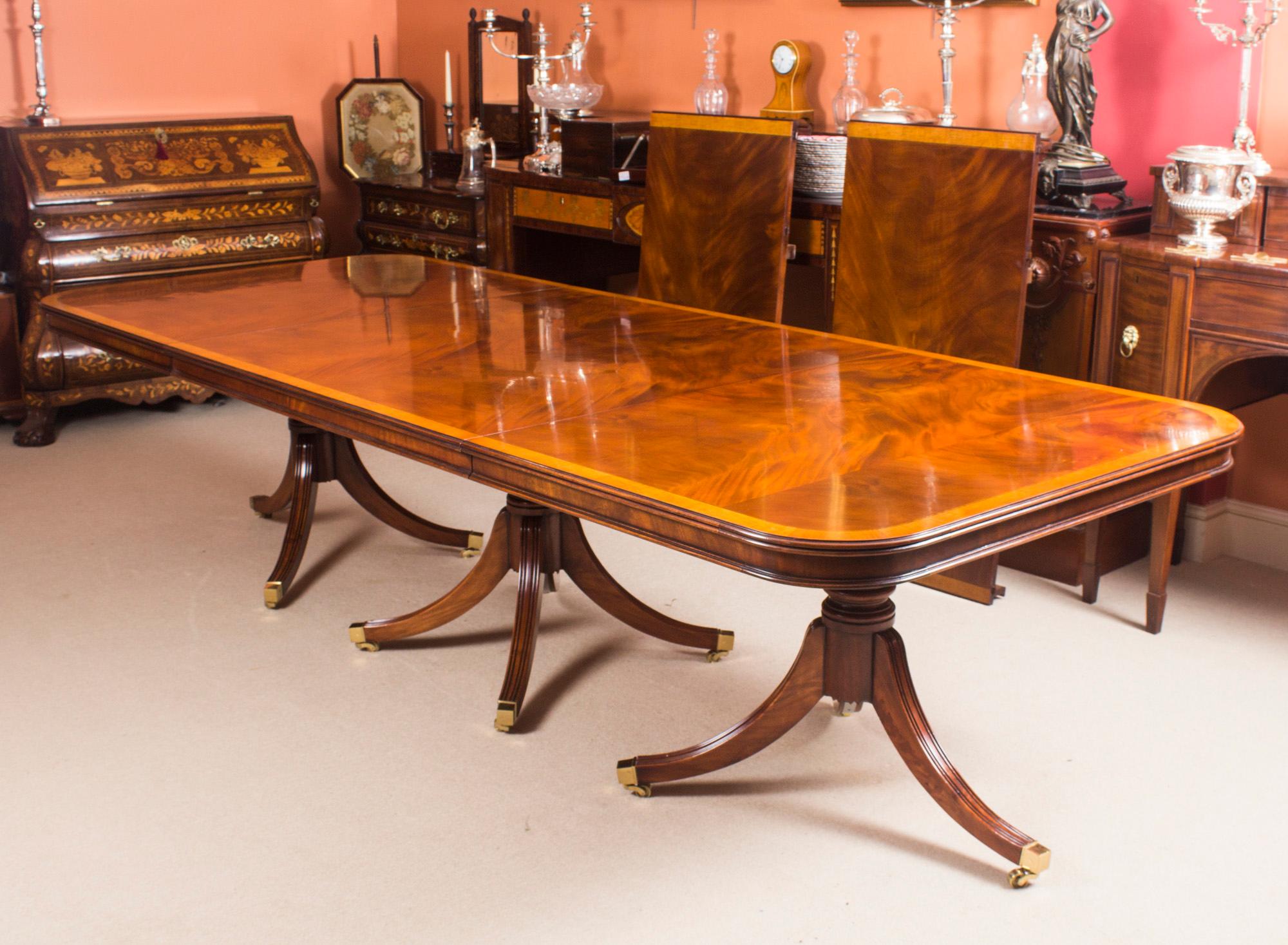 Table de salle à manger de style Régence de 14 pieds incrustée en acajou flammé 20ème siècle en vente 1