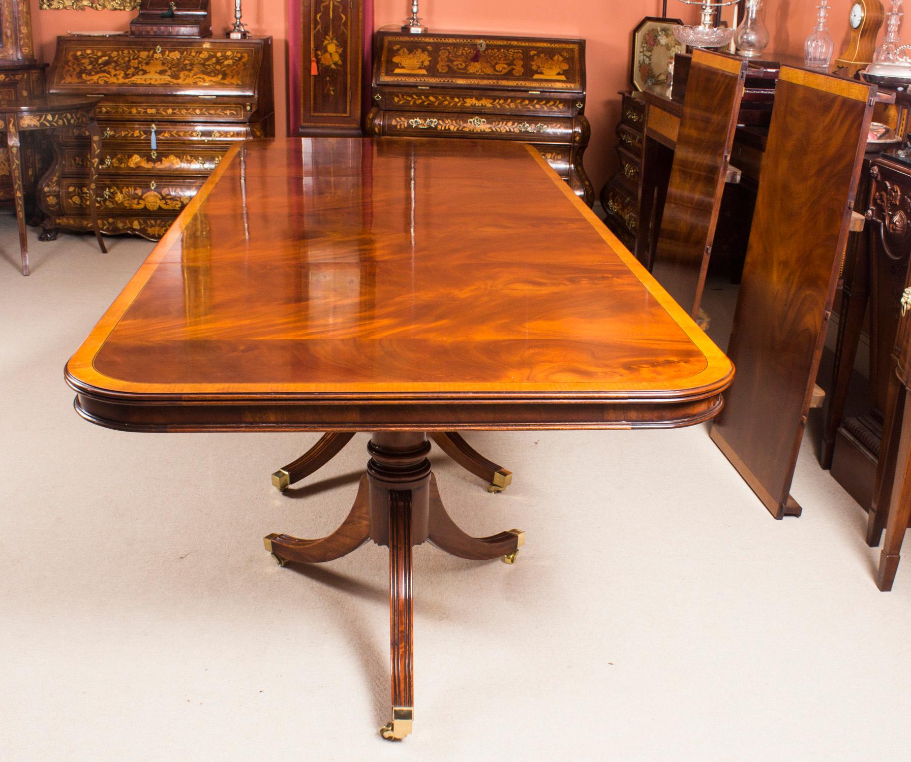 Table de salle à manger de style Régence de 14 pieds incrustée en acajou flammé 20ème siècle en vente 2