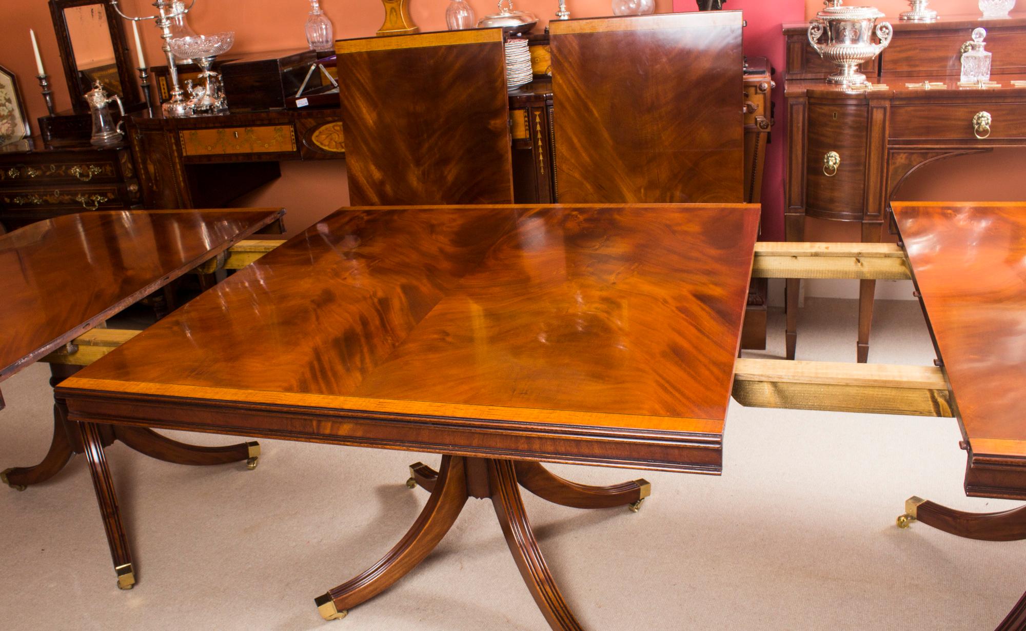 Table de salle à manger de style Régence de 14 pieds incrustée en acajou flammé 20ème siècle en vente 3