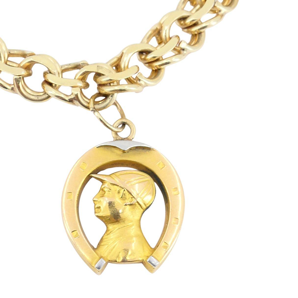 Bracciale vintage con charme in oro giallo 14 e 18 carati, anni '50-'60 circa.

Questo braccialetto splendidamente assemblato cattura la nostalgia dei viaggi e dei sentimenti della metà del secolo attraverso sei charme distinti, ognuno dei quali