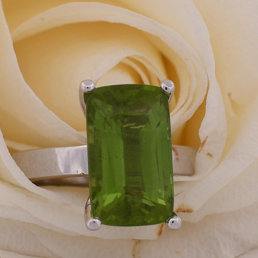 Rehaussez votre collection de bijoux avec la beauté captivante de cette bague solitaire Vintage 14K 8.5ctw Peridot. Sa pièce maîtresse est une superbe pierre précieuse péridot de 8,5 carats, connue pour sa couleur verte saisissante qui dégage un
