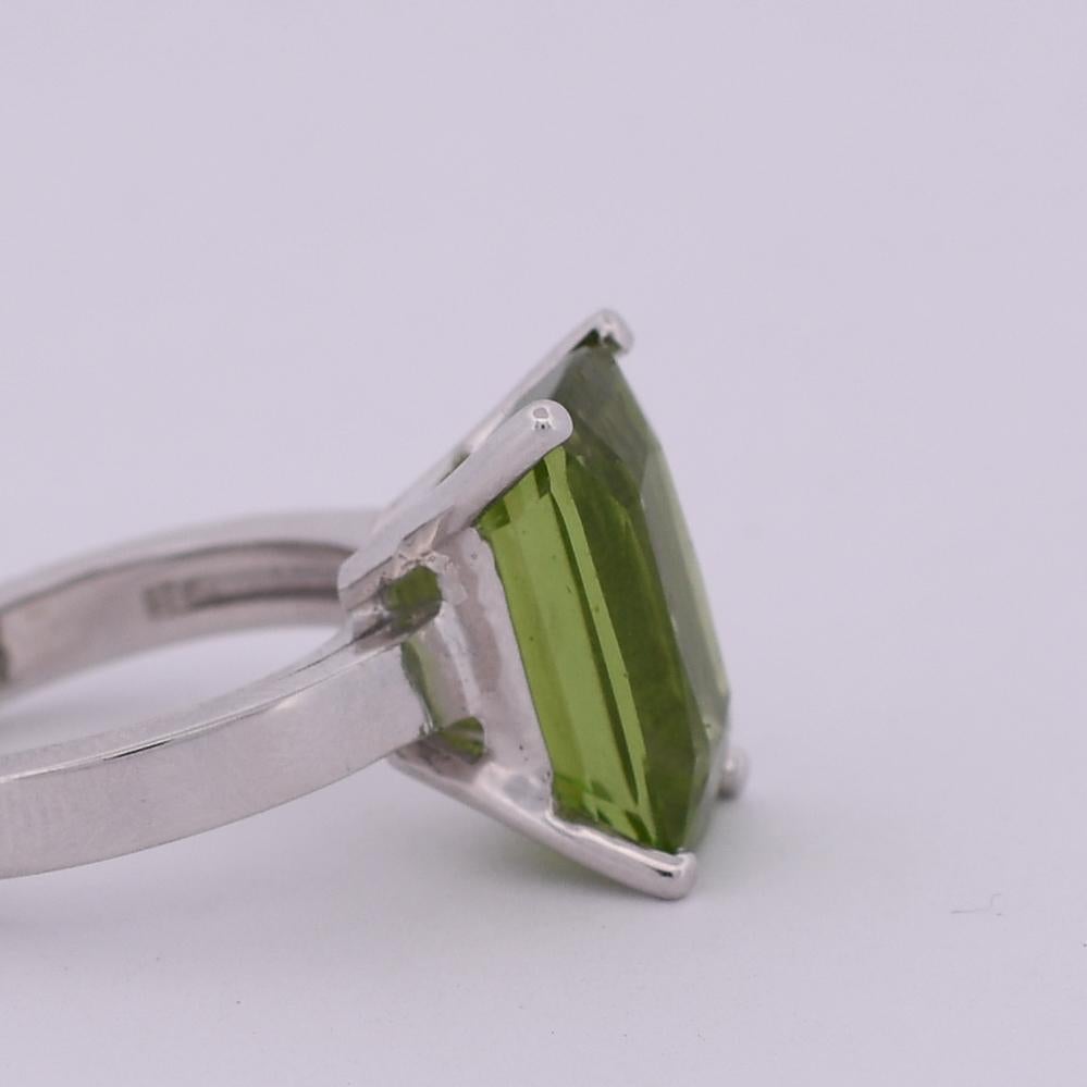 Women's Vintage 14K 8.5ctw Peridot Solitaire Ring For Sale