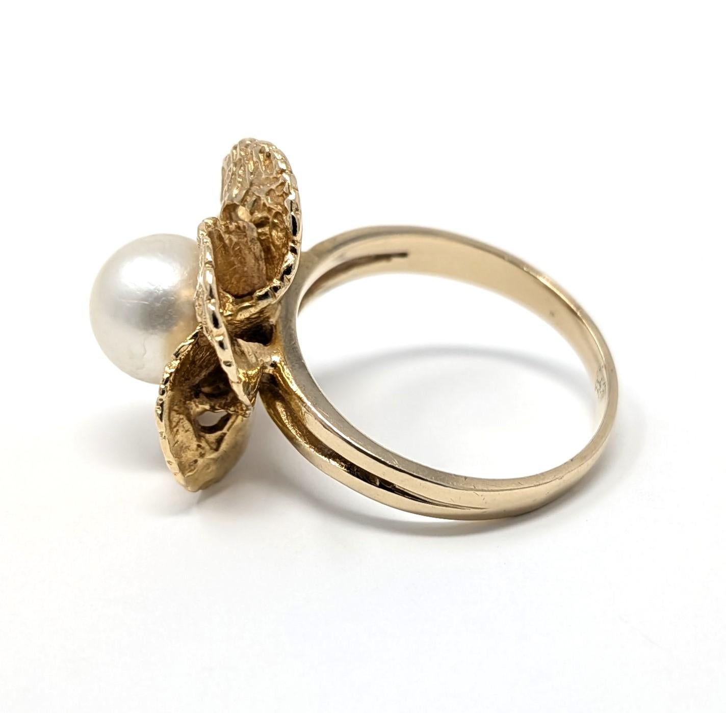 Wunderschöner Vintage-Ring aus massivem 14-karätigem Gelbgold mit einer Akoya-Zuchtperle in der Mitte. Passt am besten auf einen Finger der Größe 6,5.

