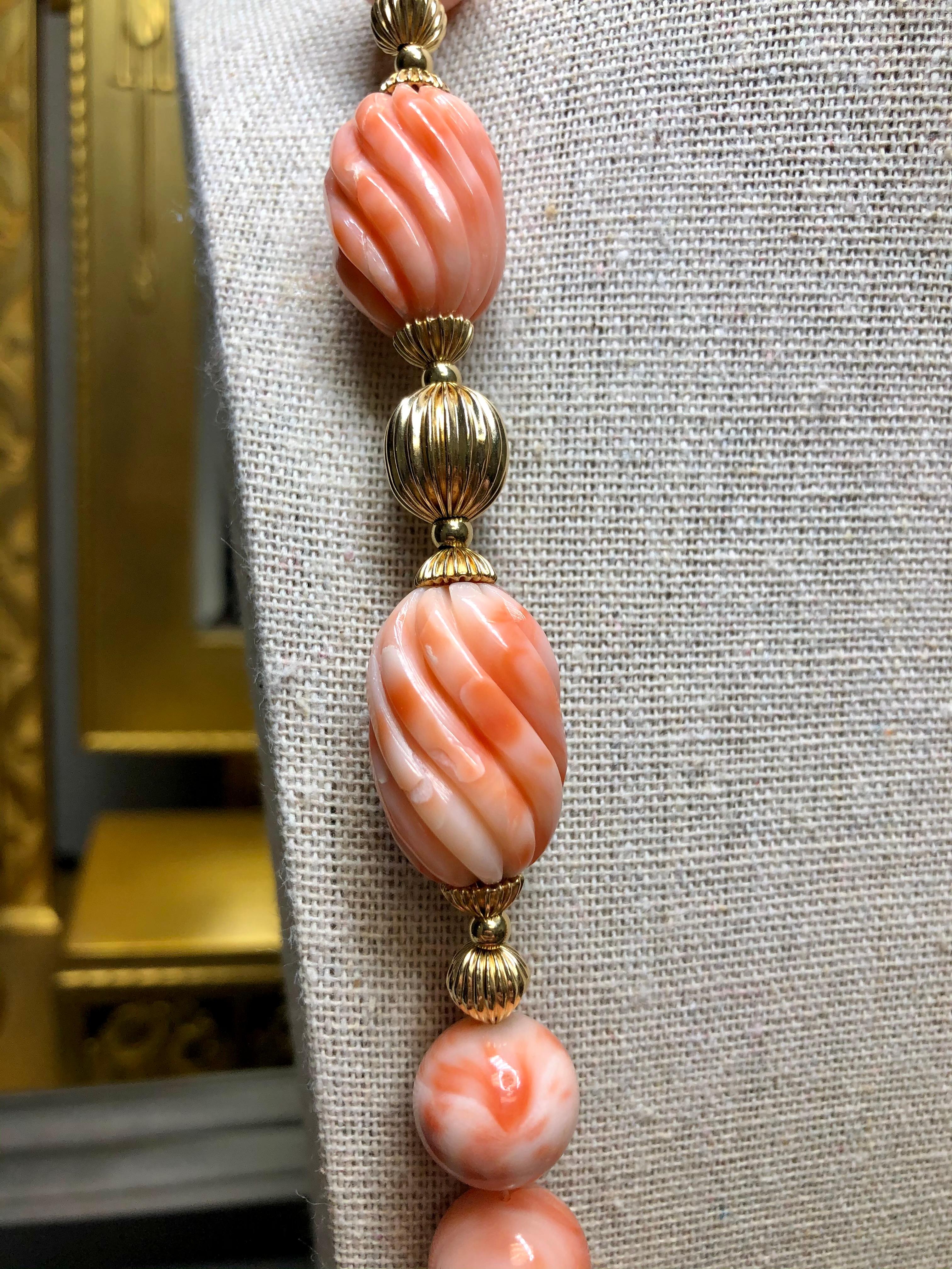 Contemporain Collier opéra vintage en perles de corail peau d'ange 14 carats, longueur 33 en vente