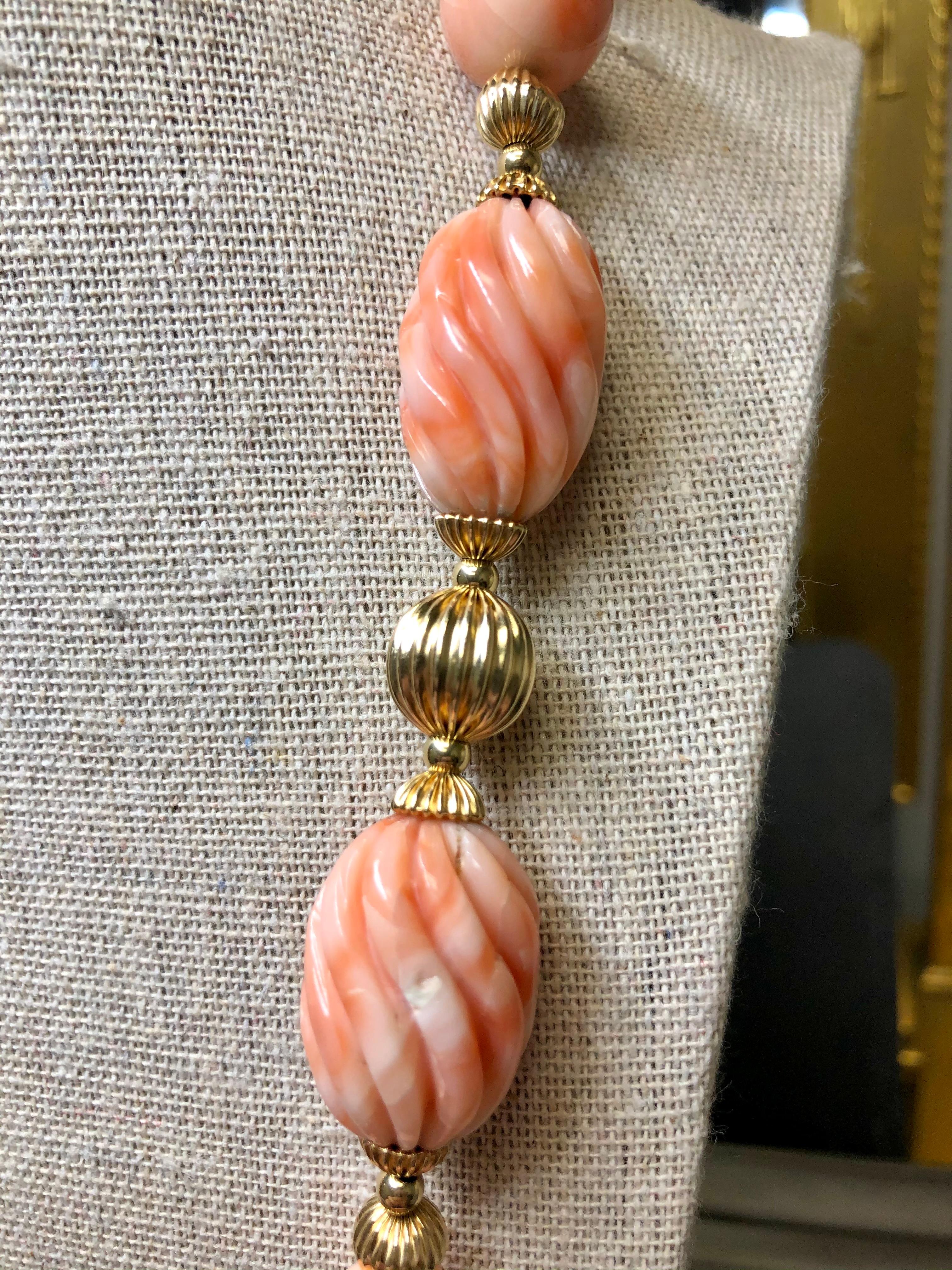Collier opéra vintage en perles de corail peau d'ange 14 carats, longueur 33 Bon état - En vente à Winter Springs, FL
