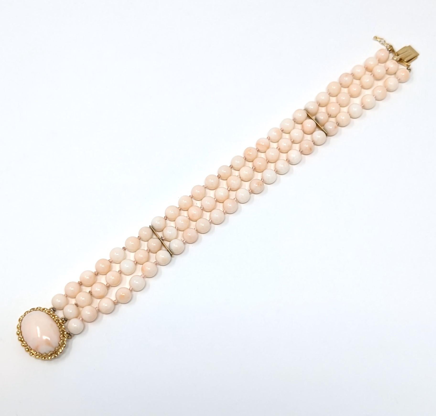 Handgeknüpftes, dreireihiges Vintage-Armband aus Gelbgold mit 14k Engelshaut-Koralle (Perle) im Angebot