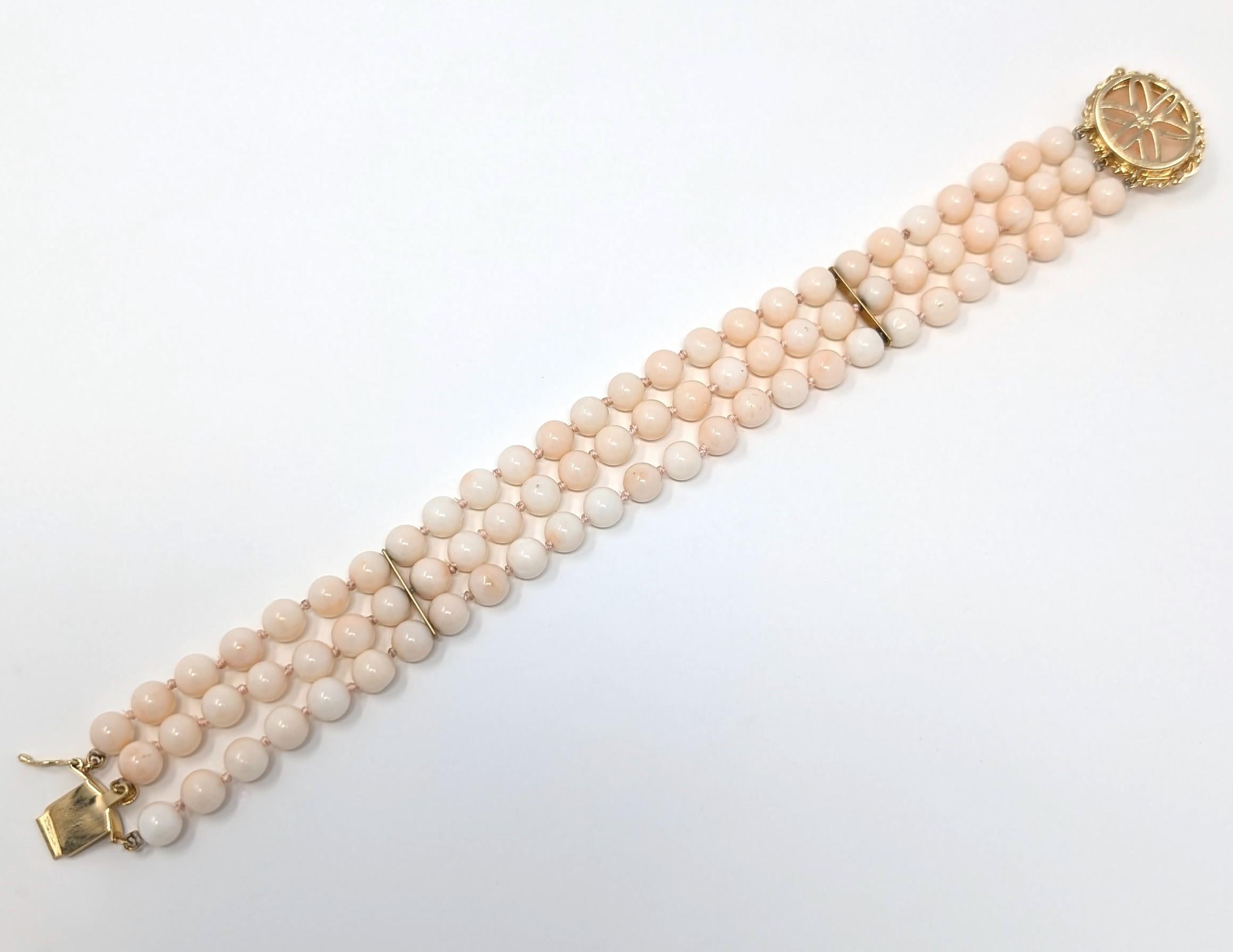 Handgeknüpftes, dreireihiges Vintage-Armband aus Gelbgold mit 14k Engelshaut-Koralle im Zustand „Gut“ im Angebot in Greer, SC
