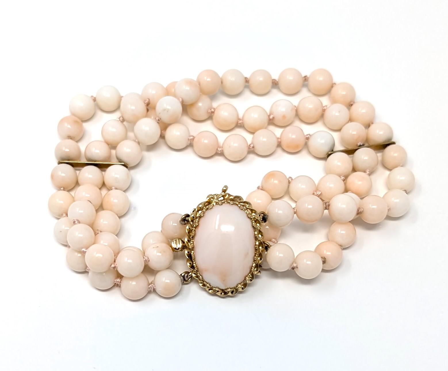 Handgeknüpftes, dreireihiges Vintage-Armband aus Gelbgold mit 14k Engelshaut-Koralle im Angebot 1