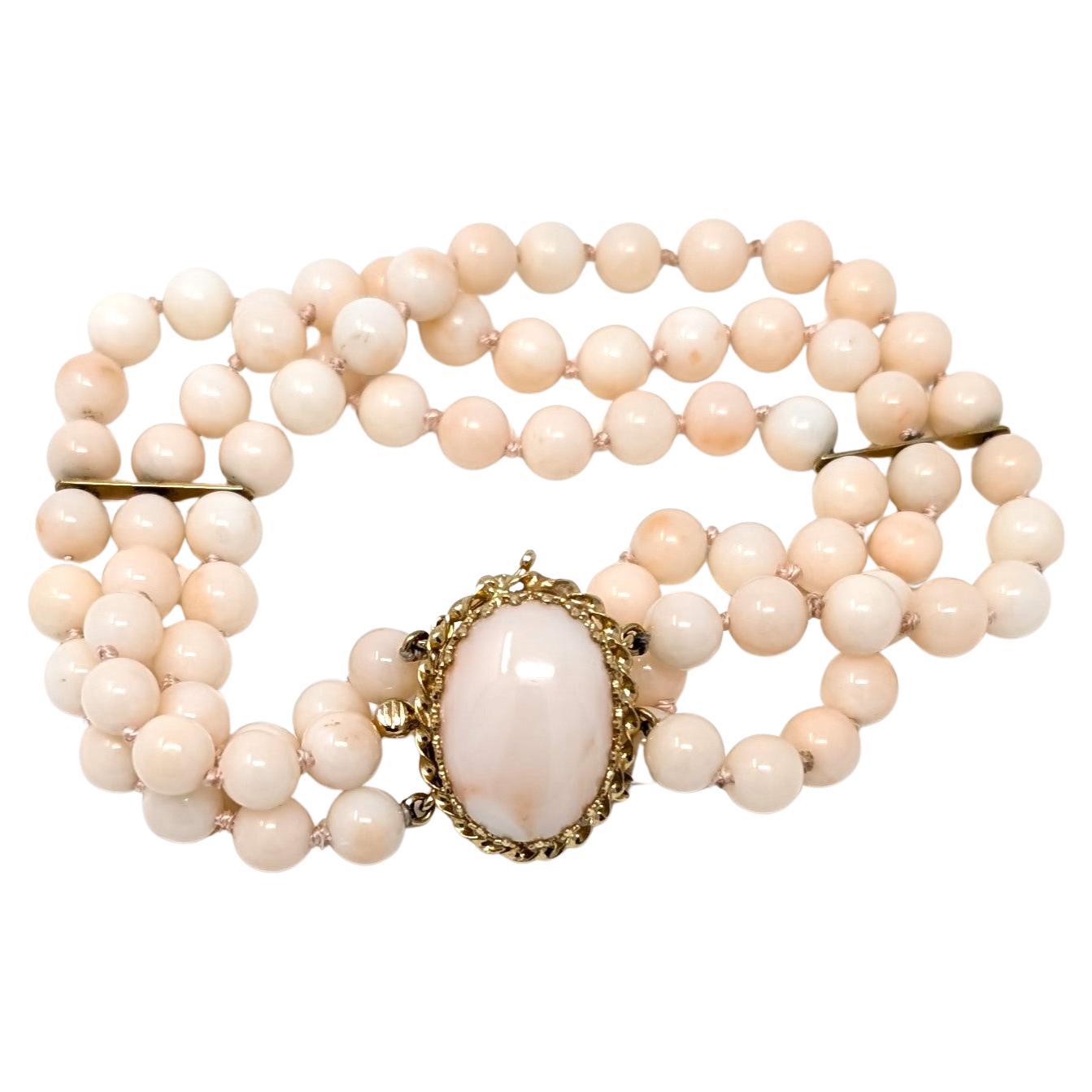 Handgeknüpftes, dreireihiges Vintage-Armband aus Gelbgold mit 14k Engelshaut-Koralle im Angebot