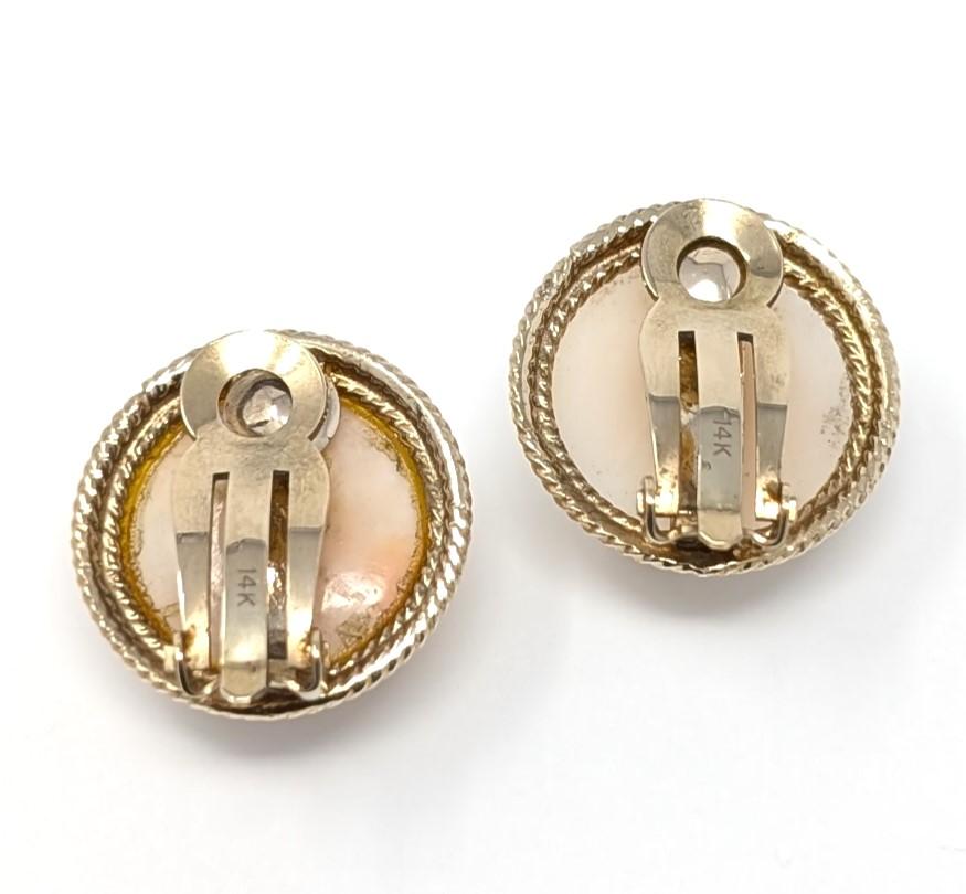 Cabochon Orecchini a clip in corallo pelle d'angelo 14k con cabochon rotondo in oro giallo massiccio in vendita