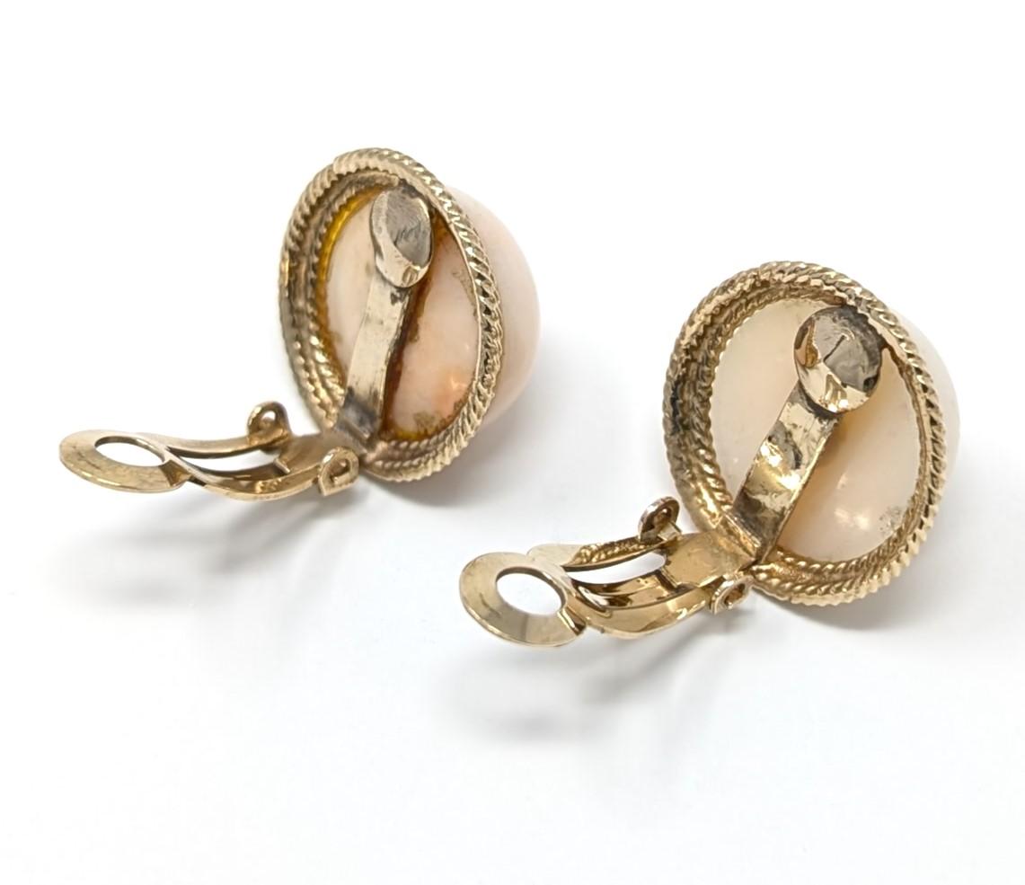Orecchini a clip in corallo pelle d'angelo 14k con cabochon rotondo in oro giallo massiccio in vendita 1