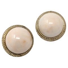 Orecchini a clip in corallo pelle d'angelo 14k con cabochon rotondo in oro giallo massiccio