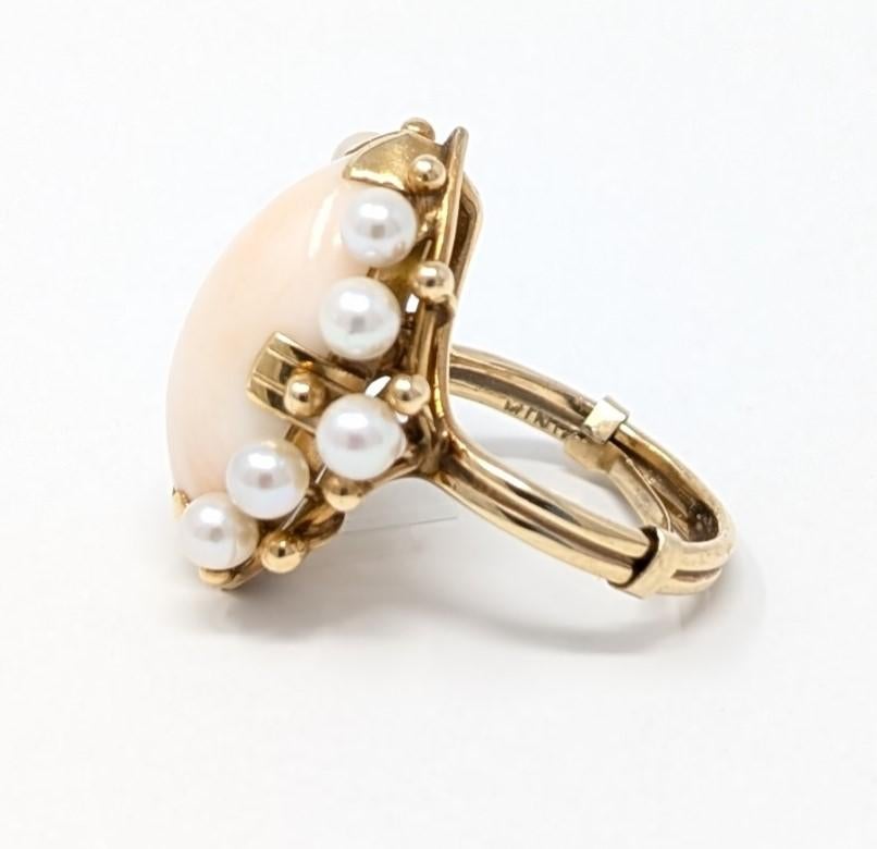 Vintage 14k Angel Skin Koralle & Perle Ring Massiv Gelbgold Navette US Größe 4 (Cabochon) im Angebot