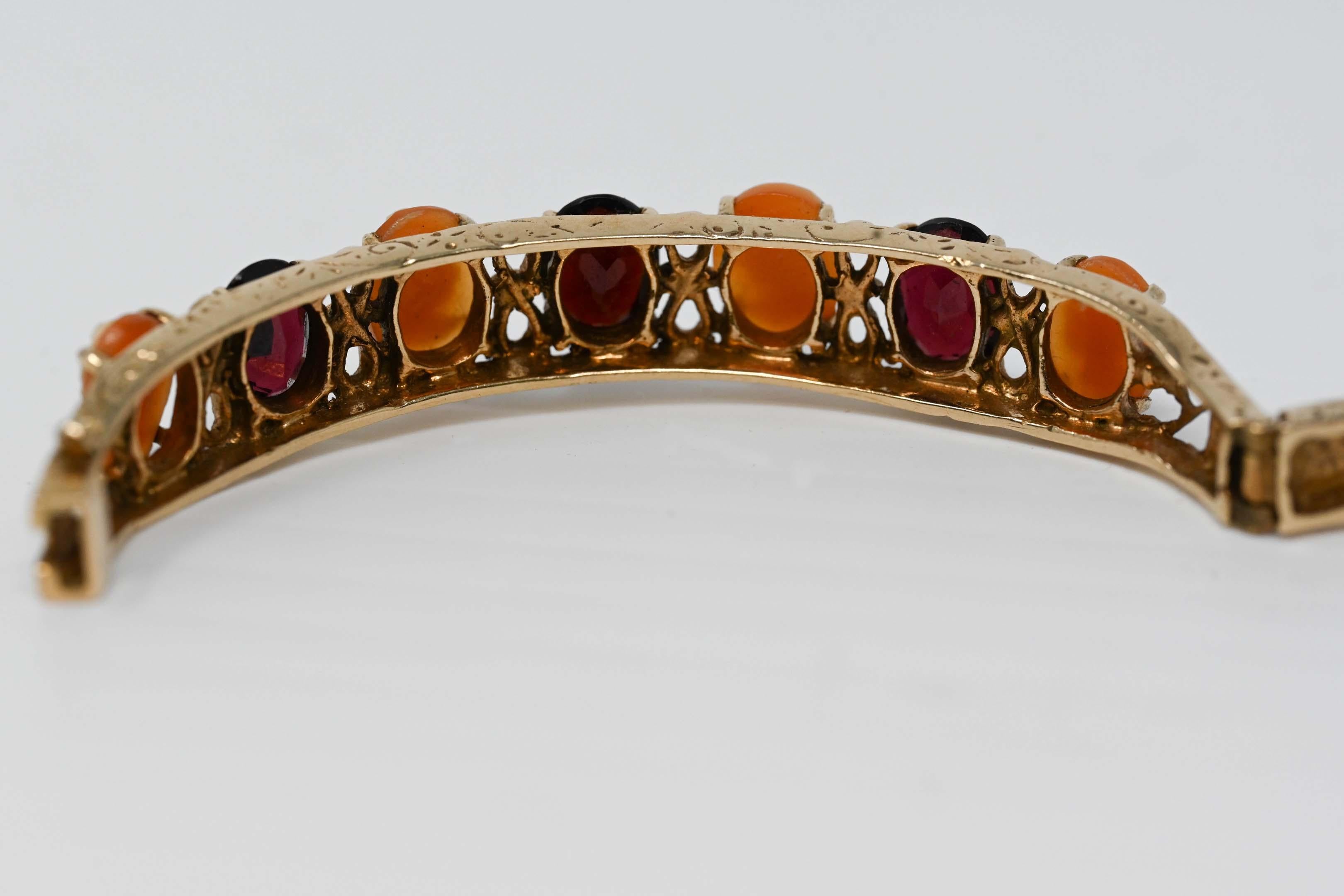 Vintage 14k Bangle Bracelet Garnet and Carved Cameo In Good Condition For Sale In Montreal, QC