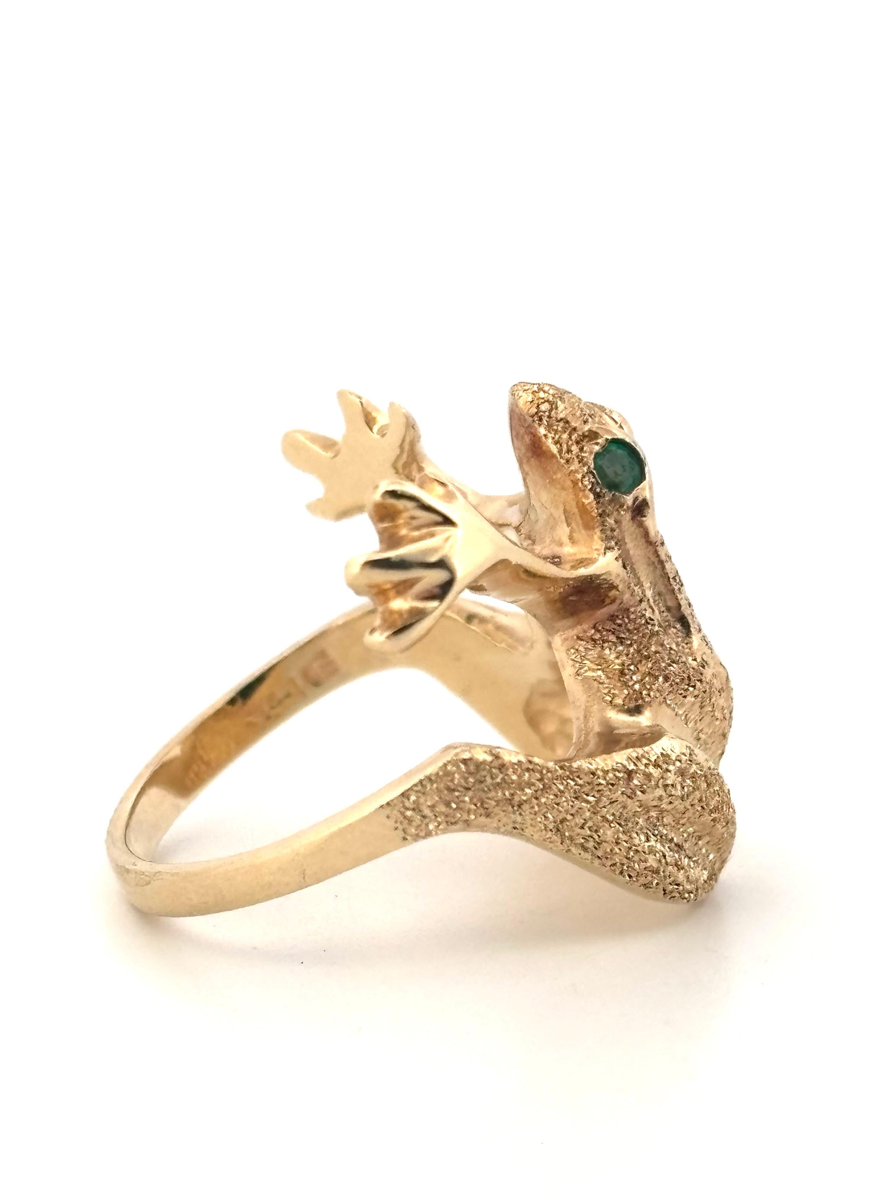 Questo anello vintage a forma di rana in oro giallo spazzolato 14K ha un design affascinante e stravagante, che mostra una squisita lavorazione e dettagli giocosi. Con un peso di 6,3 grammi e una misura 4,75, l'anello presenta un motivo a rana